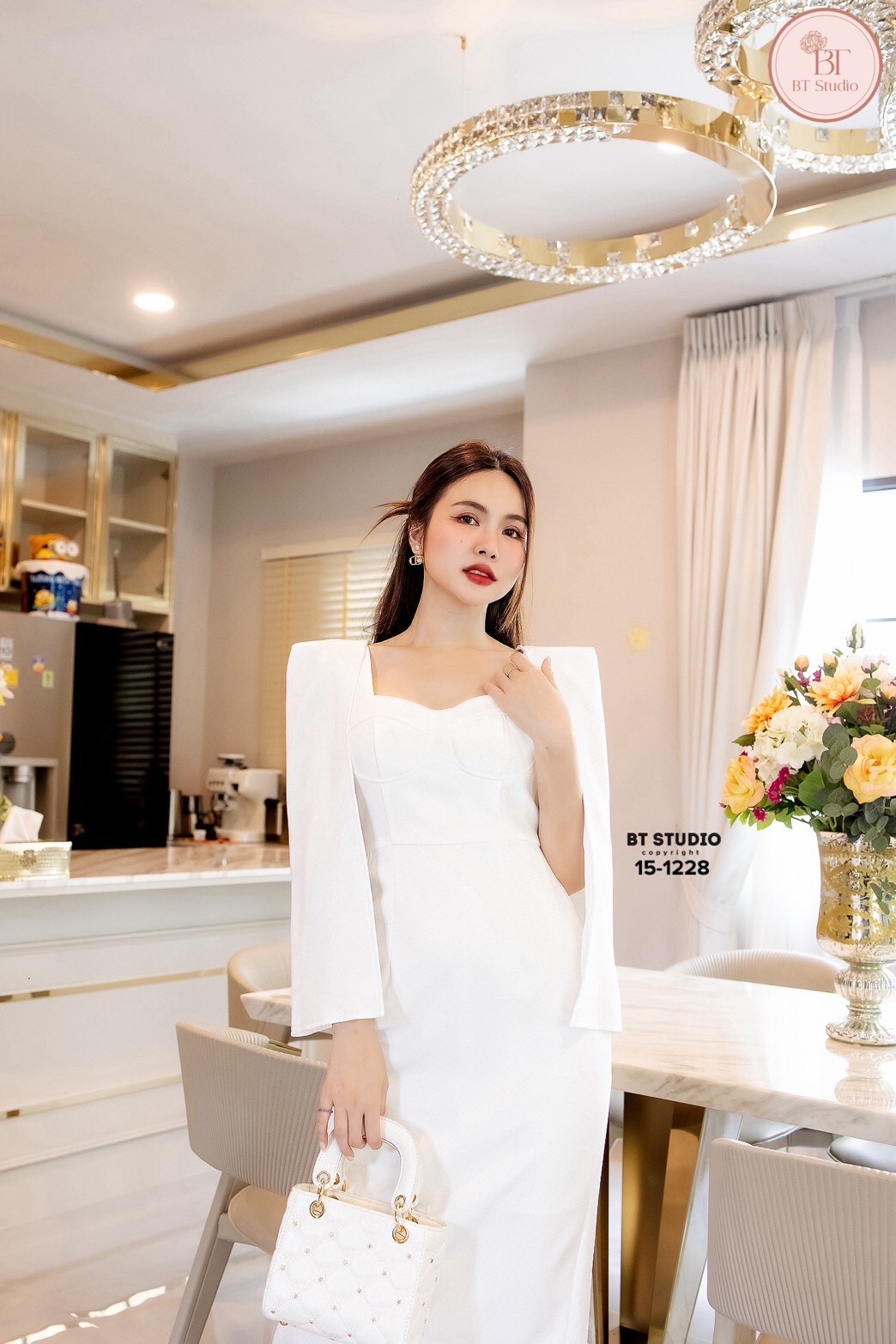 เดรสยาวทรงสอบ ดีเทลความคลุมเข่าดีเทลแต่งผ่าแขนช่วงแขนปิดหัวไหล่ ผ่าปลายชายด้านหลัง งานสวยเนื้อผ้าดี คัตติ๊งสวยมีซับในตัวคะ