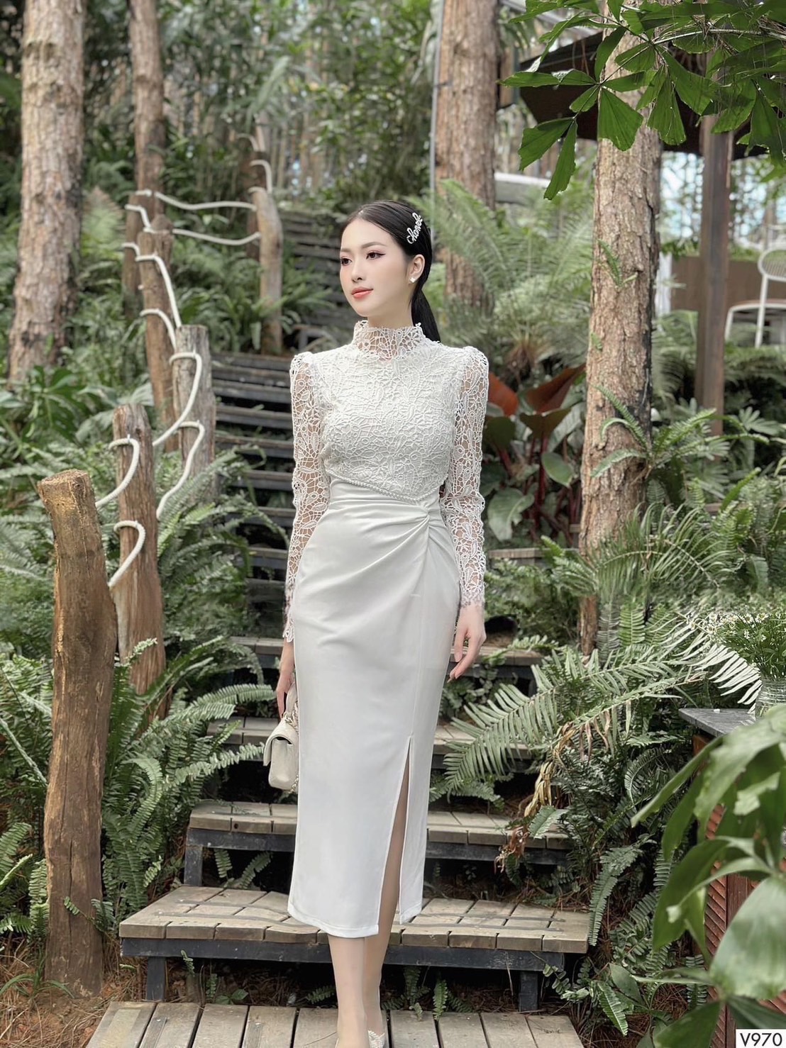 เดรสยาวคอปีนสีขาวช่วงอกดีเทลลูกไม้ดอกปักฉลุซีทรูแขนยาว (อกเสริมฟองน้ำ มีซิปหลัง) ช่วงกระโปรงดีไซน์เย็บย่นบิดเกลียวข้างแต่งกุ๊นมุก ดีไซน์แต่งผ่าหน้าให้ทรงสวย เย็บซับในทั้งชุดอย่างดี บอกเลยว่าชุดนี้แพทเทิร์นเป๊ะมาก สวยหรูผู้ดีมากๆเลยค่า