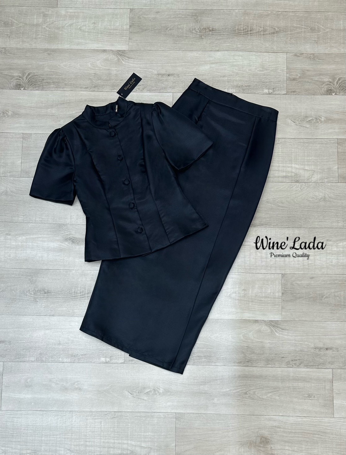 Set 2 Pcs. เซ็ทชุดไทยผ้าไหมเสื้อแขนแขนสั้น เป็นชุดจิตรลดาแบบแขนสั้น มาพร้อมกับกระโปรงผ้าไหม ทรงสอบเข้ารูป จะงานราช งานบุญ ได้หมดเนื้อผ้าใส่สบาย ทรงสวยมากค่ะ เป๊ะและเข้ารูป ใส่แล้วผอมเพียว กระโปรงซับในทั้งตัว ใครได้ลองแล้วจะหลงรักค่าา รับรองคุ้มเว่อร์ งานส