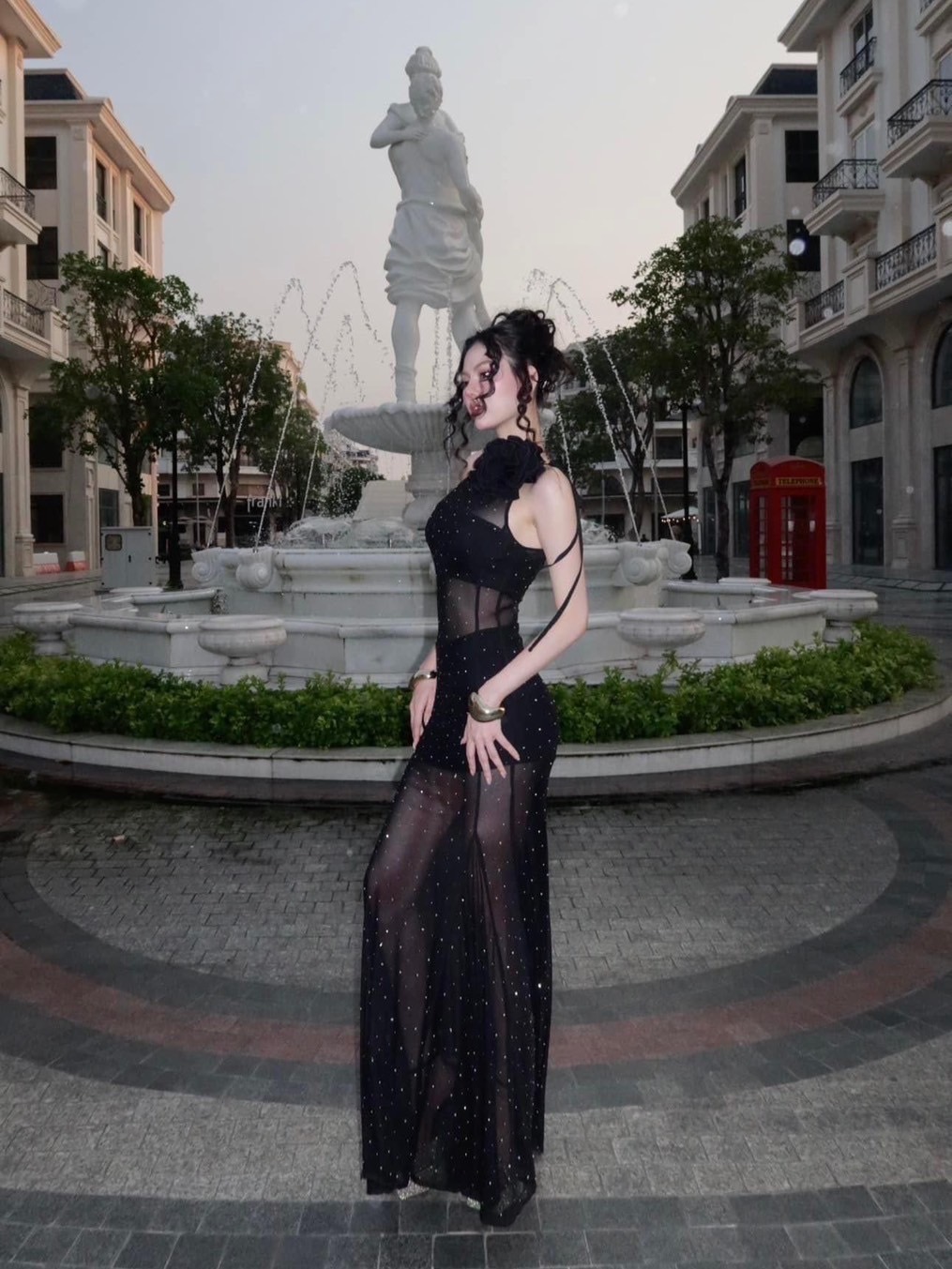 เซท 4 ชิ้น เสื้อครอปเกาะอกมาพร้อมกระโปรงสั้น มาพร้อมเดรสยาวตาข่ายซีทรูแต่งกริตเตอร์สีเงิน มาพร้อมดอกไม้ใหญ่อลังมากผูกที่คอ งานสวยมากค่ะ