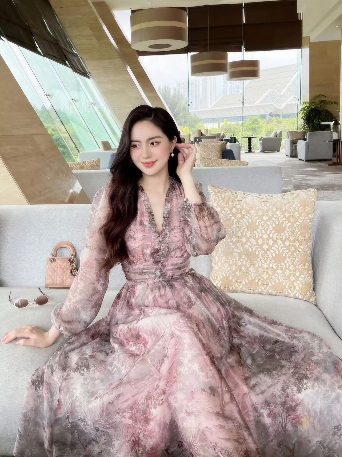 เดรสตัวยาวลายกราฟฟิกดอกไม้สีชมพู เป็นทรงกระโปรงบาน ใส่แล้วโลกสดใสมากๆค่ารุ่นนี้ ใส่vacayถ่ายรูปกับแก๊งค์เพื่อนๆไม่มีผิดหวังเลยค่า ห้ามพลาดเลยน้าตัวนี้