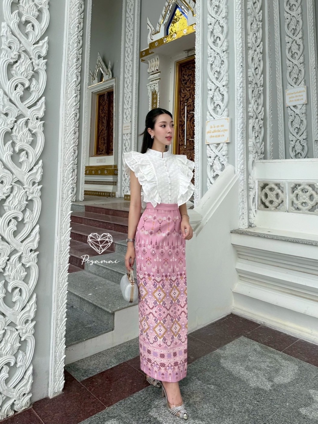 เซ็ตเสื้อแขนสั้นสีขาวตรงตั้งแต่งลูกไม้ฉลุชุดไทย มาคู่กับกระโปรงผ้าถุงสีครีมลายนก เรียบ หรู ดูแพง ใส่vacayถ่ายรูปกับแก๊งค์เพื่อนๆไม่มีผิดหวังเลยค่า ห้ามพลาดเลยน้าตัวนี้ !