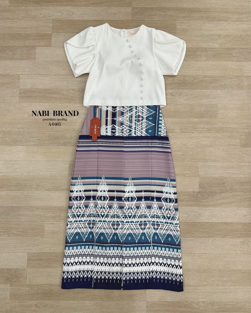 ชุดไทย คอลใหม่อย่างเลิศหรู ใครมองหาชุดไทยแบบใหม่ จัดมาได้เลยนะคะ🤍 ชุดเซท 2 ชิ้น เสื้อคอกลมแต่งกระดุมด้านหน้า ผ้าดี แต่งแขนกลีบบัว ทรงปล่อยๆ เข้าเซทกับกระโปรงพิมพ์ลายอย่างสวย แต่งผ่าหน้า เดินได้คล่องตัว ชุดมีซับในและฟองน้ำ งานซิบหลังทั้งเซท ใกล้วัน