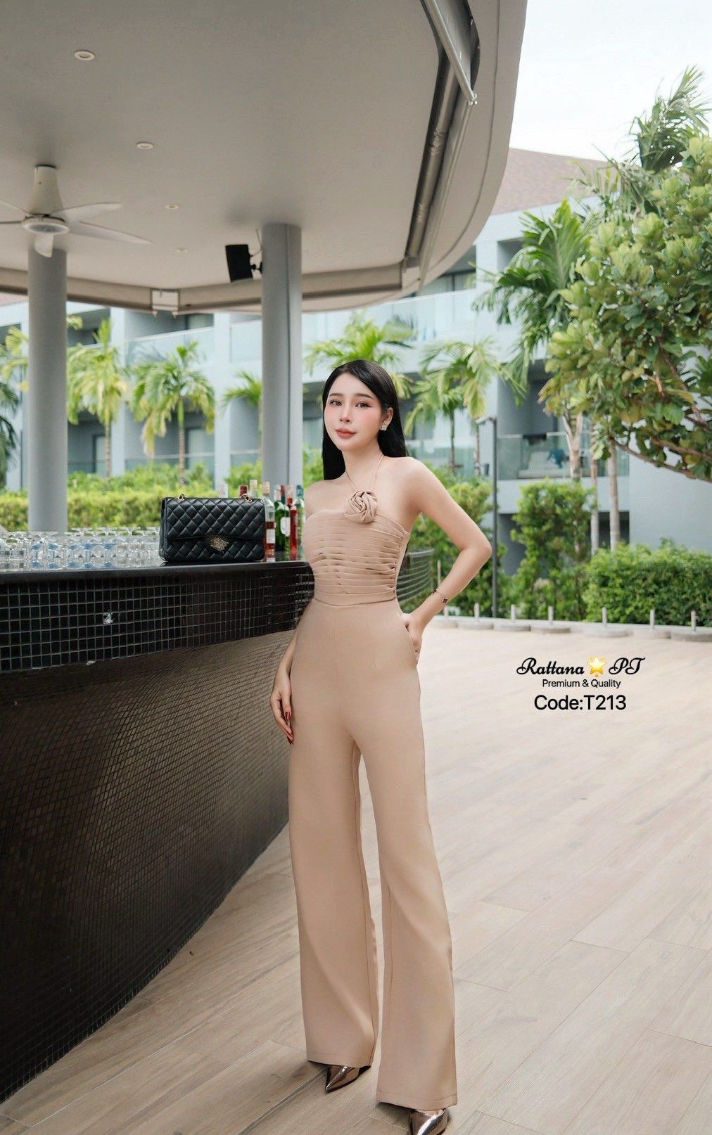 จั้มสูทกางเกงขายาว มีความเรียบหรูดูแพง แต่งดอกไม้เป็นเข็ด ดอกไม้สามารถถอดออกได้ ชุดมีซับใน หน้าอกมีฟองน้ำ มีกันลื่น มีซิบด้านหลัง กางเกงมีกระเป๋าทั้ง2 ข้าง เนื้อผ้าดีมากๆ ใส่ออกงาน ปาตี้ ดินเนอร์ #Rattana🌟PT #ชุดจั้มสูท#ออกงาน #ชุดเที่ยว#ชุดสีน้ำต