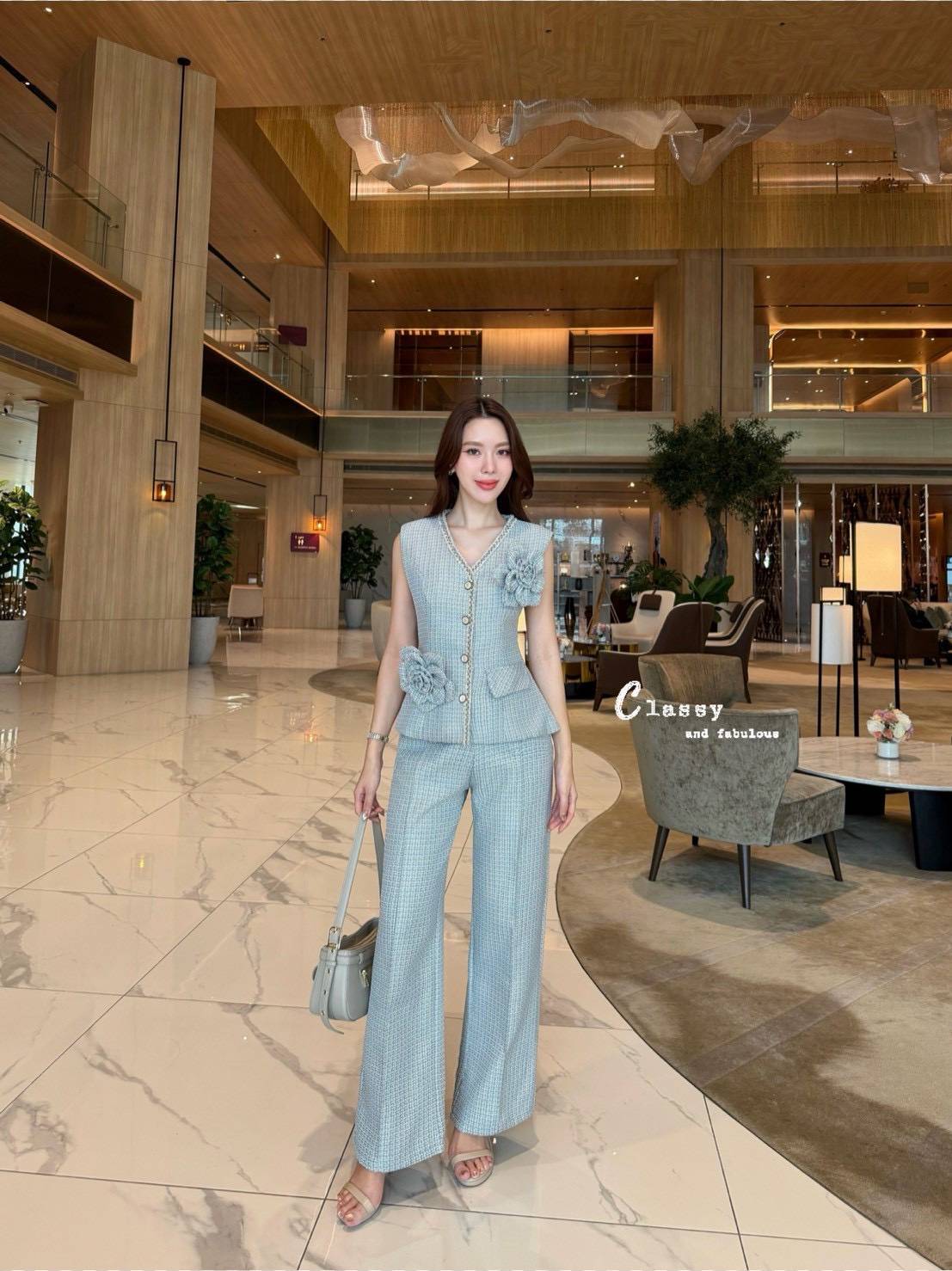 set เสื้อคอวีแขนกุดผ้าทวิตทั้งชุด ตรงคอและรางกระดุมตกแต่งด้วยเส้นลูกไม้ลายสวย กระดุมหน้าถอดได้จริง มีกระเป๋าเสื้อข้างนึงและมีดอกไม้เข็มกลัดสวยๆ ถอดได้ 2 ดอก ใส่คู่ขายาวทรงกระบอกกลาง ซิปหลัง มีกระเป๋าล้วงจริงทั้ง2 ข้าง มึซับในทั้งชุด เนื้อผ้าทวิตอย่างดี ใส