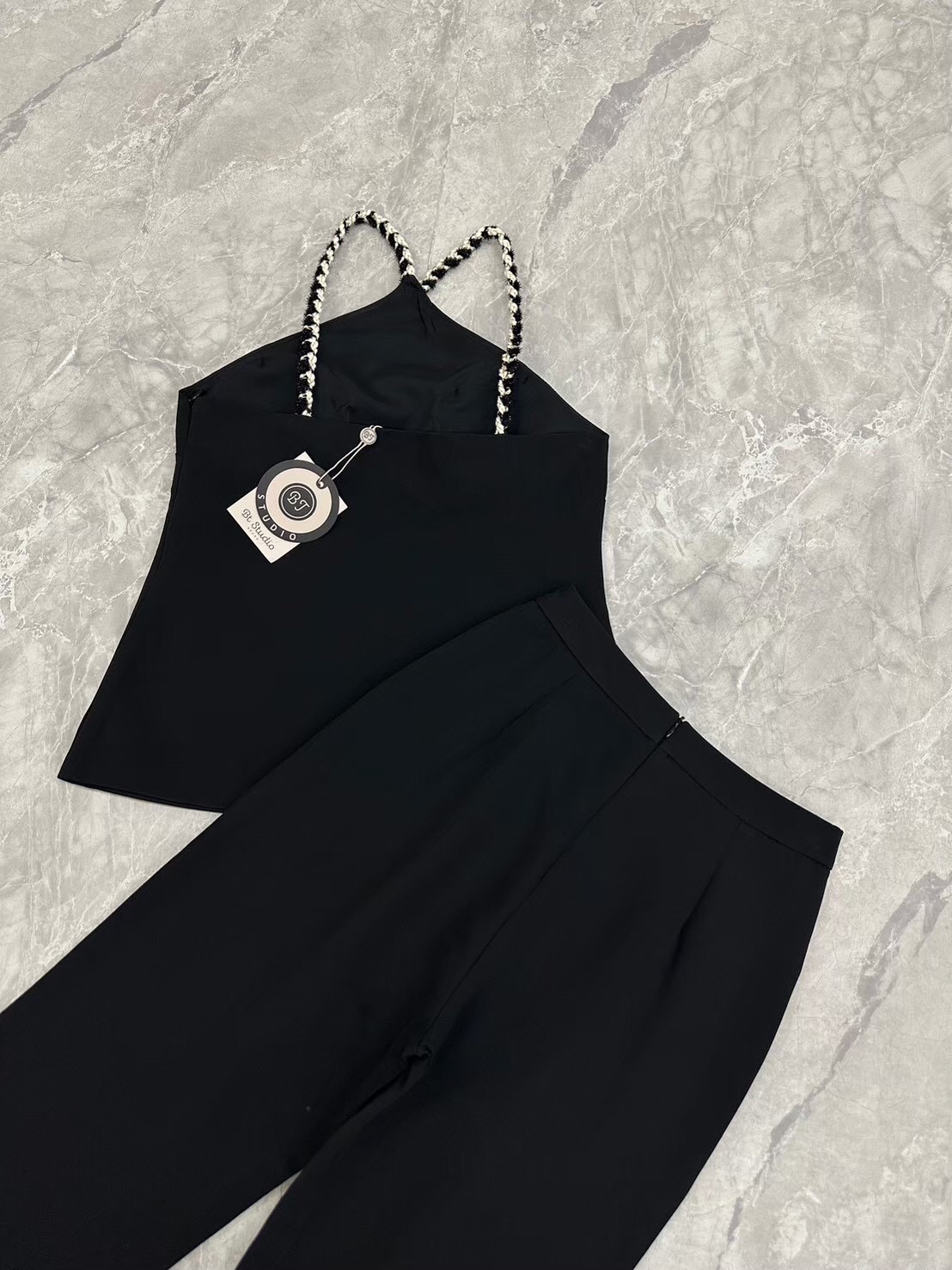 TAG : BT studio DETAIL : เซท 2 ชิ้น เสื้อสายเดี่ยว สายสีดำคาดสลับกับโซ่สีทอง ช่วงอกเสริมฟองน้ำ มาพร้อมกางเกงขายาว ซิปหลัง ซับใน
