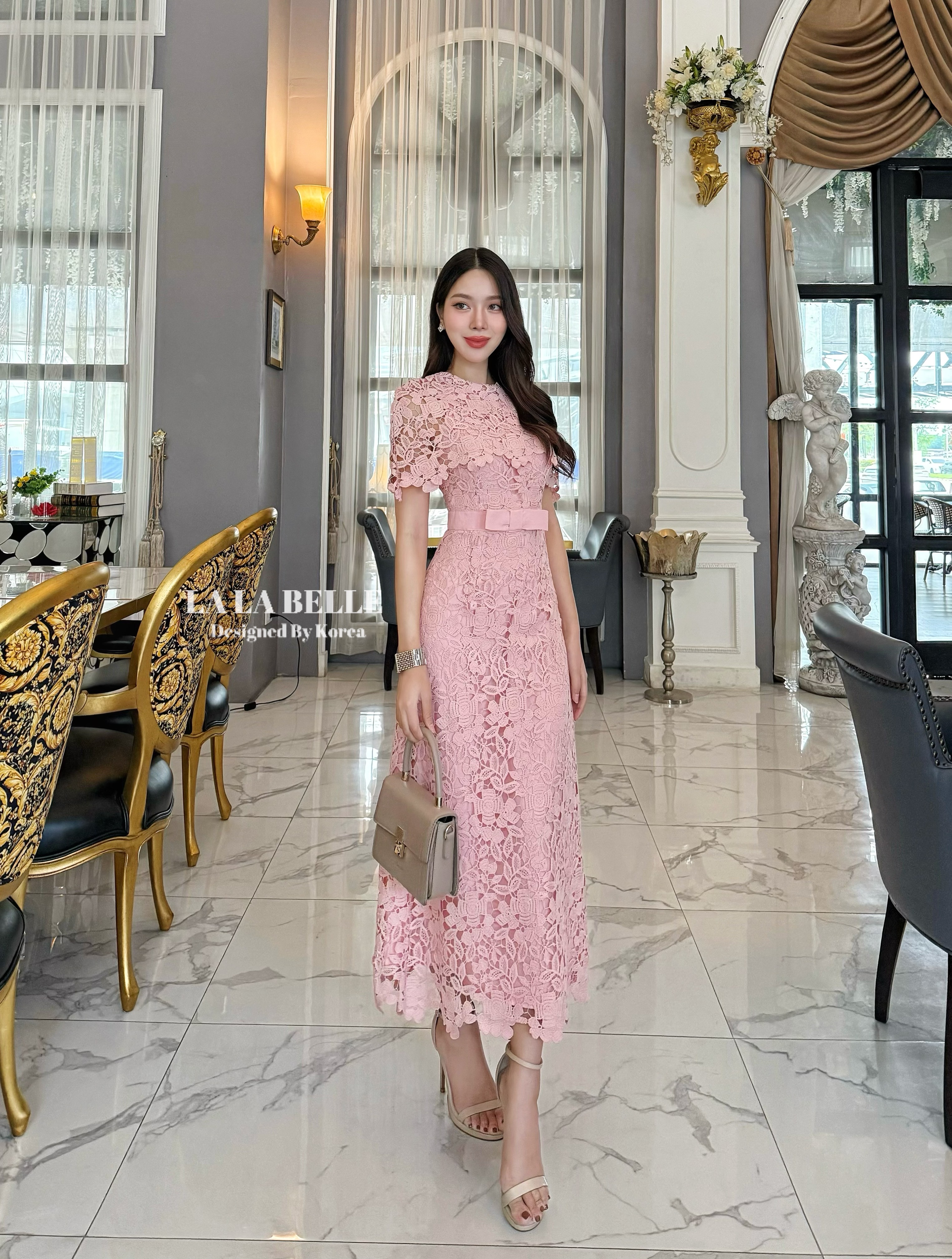เดรสลูกไม้รุ่นฮอตดัดแปลงมาเป็นทรงคลุมไหล่รุ่นขายดีของที่ร้านทรงชุดคอกลมคลุมไหล่เอวเข้ารูปแต่งขอบเอวโบว์กระโปรงยางทรงเอมีซัยในถึงปลายชุดสวย