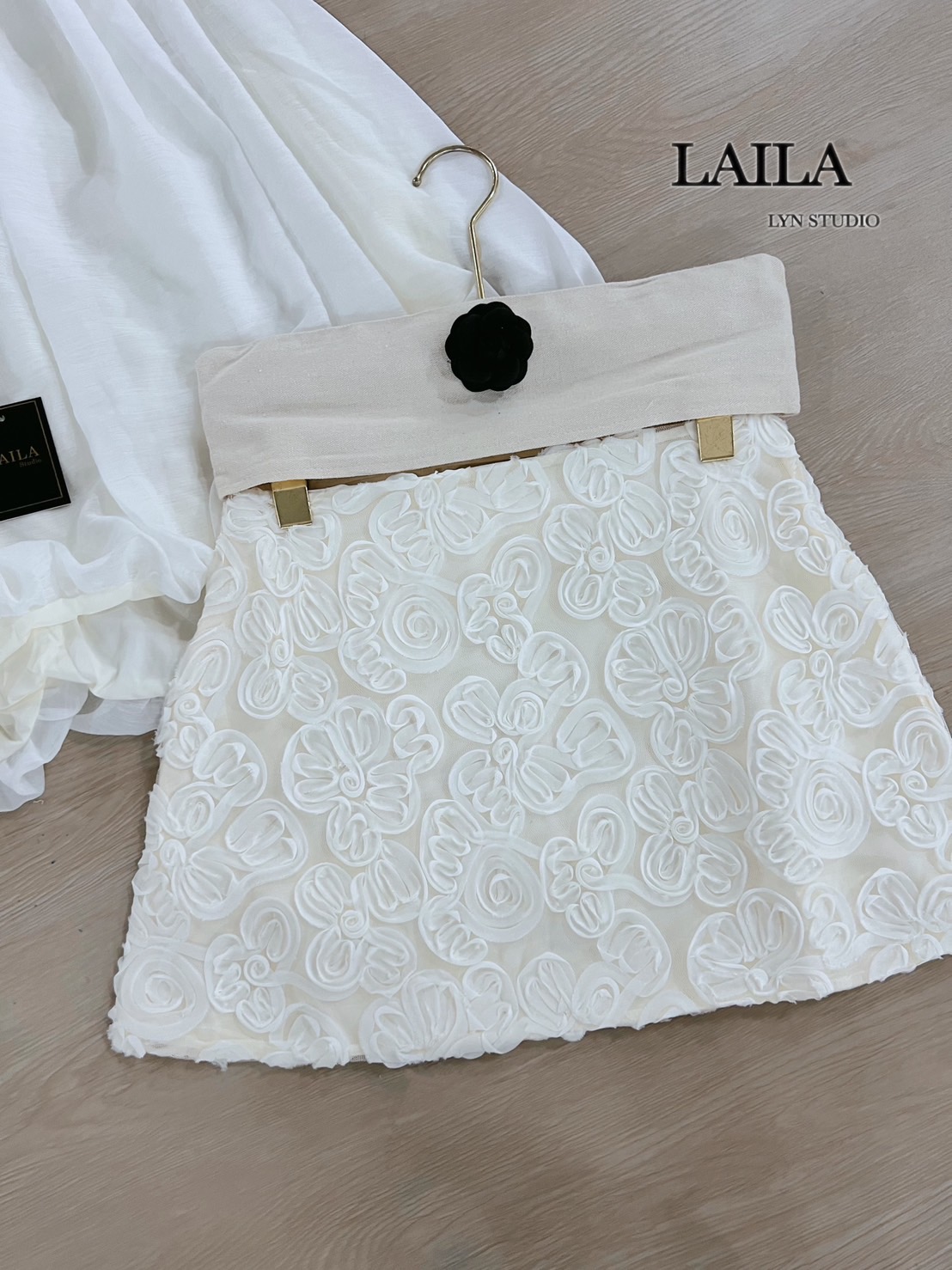 Detail: setเสื้อ+กระโปรง เสื้อแขนกุดทรงคอปีน งานผ้าชีฟองพองสวย ช่วงปลายเสื้อดีไซน์แต่งพองทรงบอลลูนรอบตัว เสื้อผ้าสวยสุดๆ มาพร้อมกระโปรงทรงสั้นทรงเข้ารูปสวย แต่งปักดอกไม้3Dทั้งลำตัว มาในโทนสีครีมซอฟๆ ลุคสวยแพงสไตล์สาวเวียดนามสุดๆ **งานแฟชั่นนำเข้าby laila*