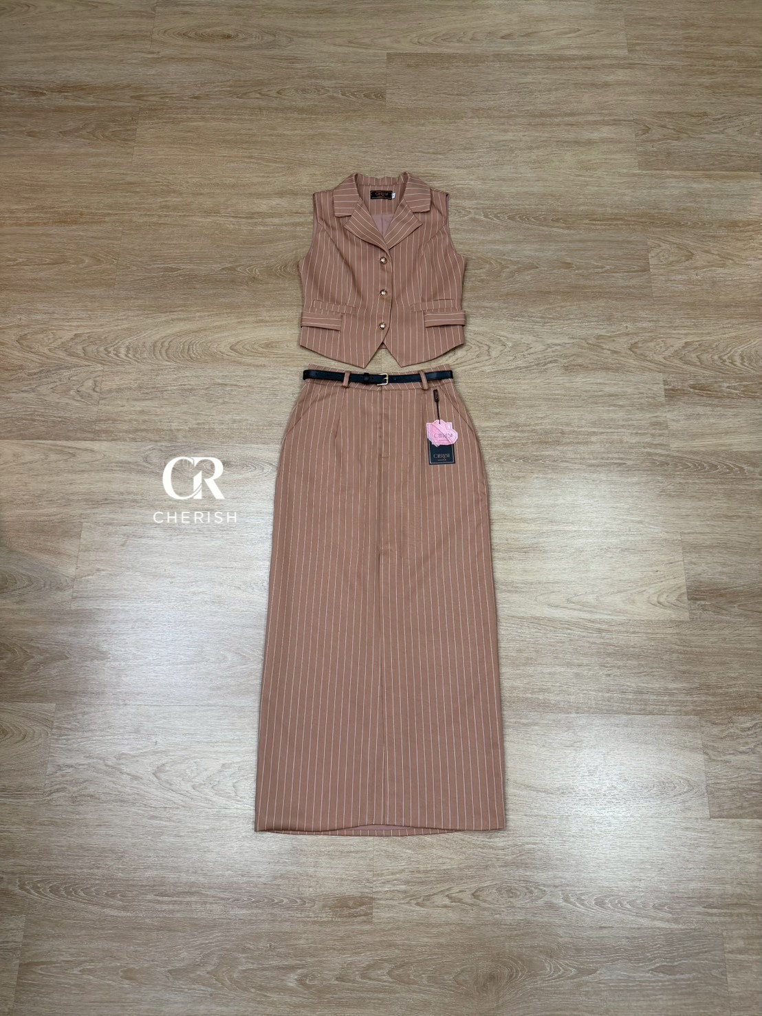 ชุดเซ็ท 3 ชิ้น เสื้อ+กระโปรง+เข็มขัด ตัวเสื้อกั๊กลายริ้ว แขนกุดคอวี แต่งกระเป๋าหลอก 2 ข้าง กระดุมทอง ช่วงเอว มีสายผูกเอวสามารถทำเป็นโบว์เล็กๆน่ารักได้ มาพร้อม