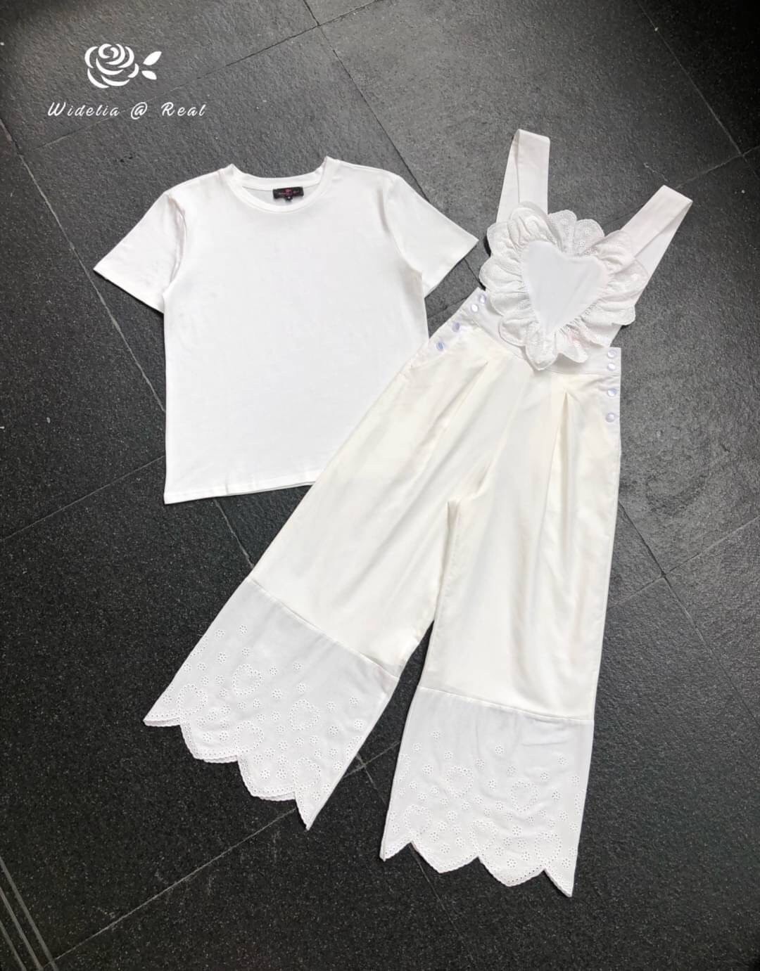 Set เซ็ตจั้มสูทขา 5 ส่วน ทรงสวยเนื้อผ้าอย่างดี ช่วงอกเก๋ไก๋ด้วยระบายหัวใจปักฉลุลายสวยเก๋ ท่อนขาทรงตรงขากระบอกปลายขาต่อชิ้นผ้าปักฉลุลายเก๋ มาพร้อมกับเสื้อยืดเนื้อผ้า Cotton เนื้อนุ่มอย่างดี งานเทียบเท่า 1:1 งานทรงสวยใส่แล้วหุ่นดี แนะนำเลยจ้า รับรองใส่ออกมา