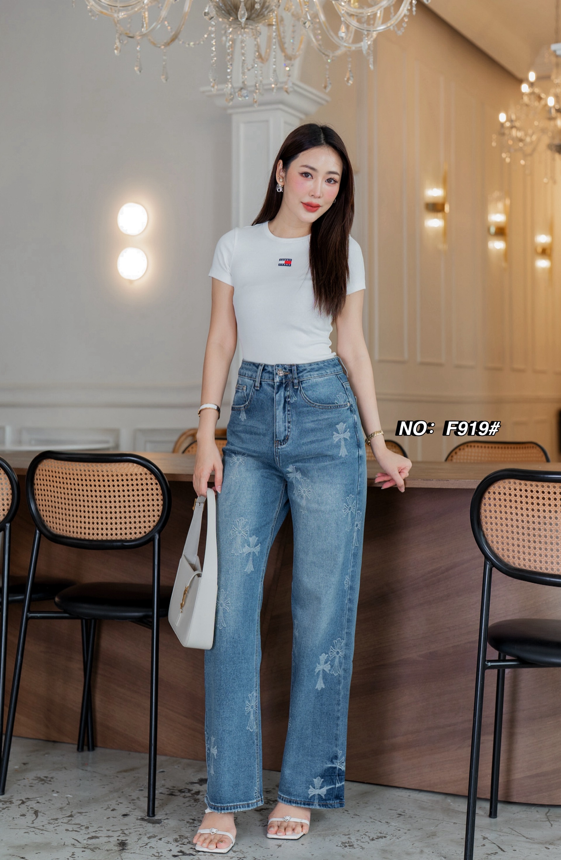 No: RGF919# -กางเกงยีนส์ขากระบอก ทรงสวยมากกกก เอวสูง (ผ้ายืด แต่ยืดน้อยค่ะ)บอกเลยรุ่นนี้เนื้อผ้ายีนส์ยืดอย่างดี ผ้านิ่มมากกกค่ะ ฟอกสีสวย งานปักโลโก้ChromeHearts✝️สวยหรู ใส่สบายมว๊ากก ได้ไปต้องกรี๊ดดดแน่นอน แนะนำว่ารุ่นนี้เป็นอีกหนึ่งรุ่นที่ไม่ควรพล
