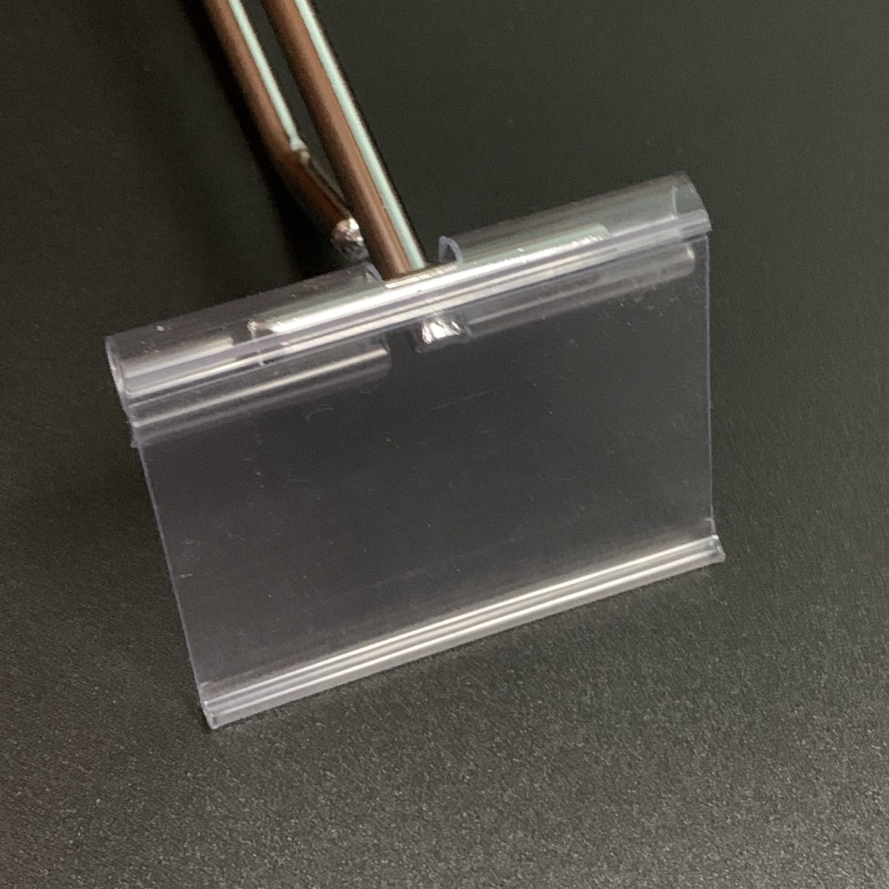 ป้ายราคาพลาสติก pvc ใช้แขวนกับลวดแขวนสินค้าแบบ 2 ชั้น