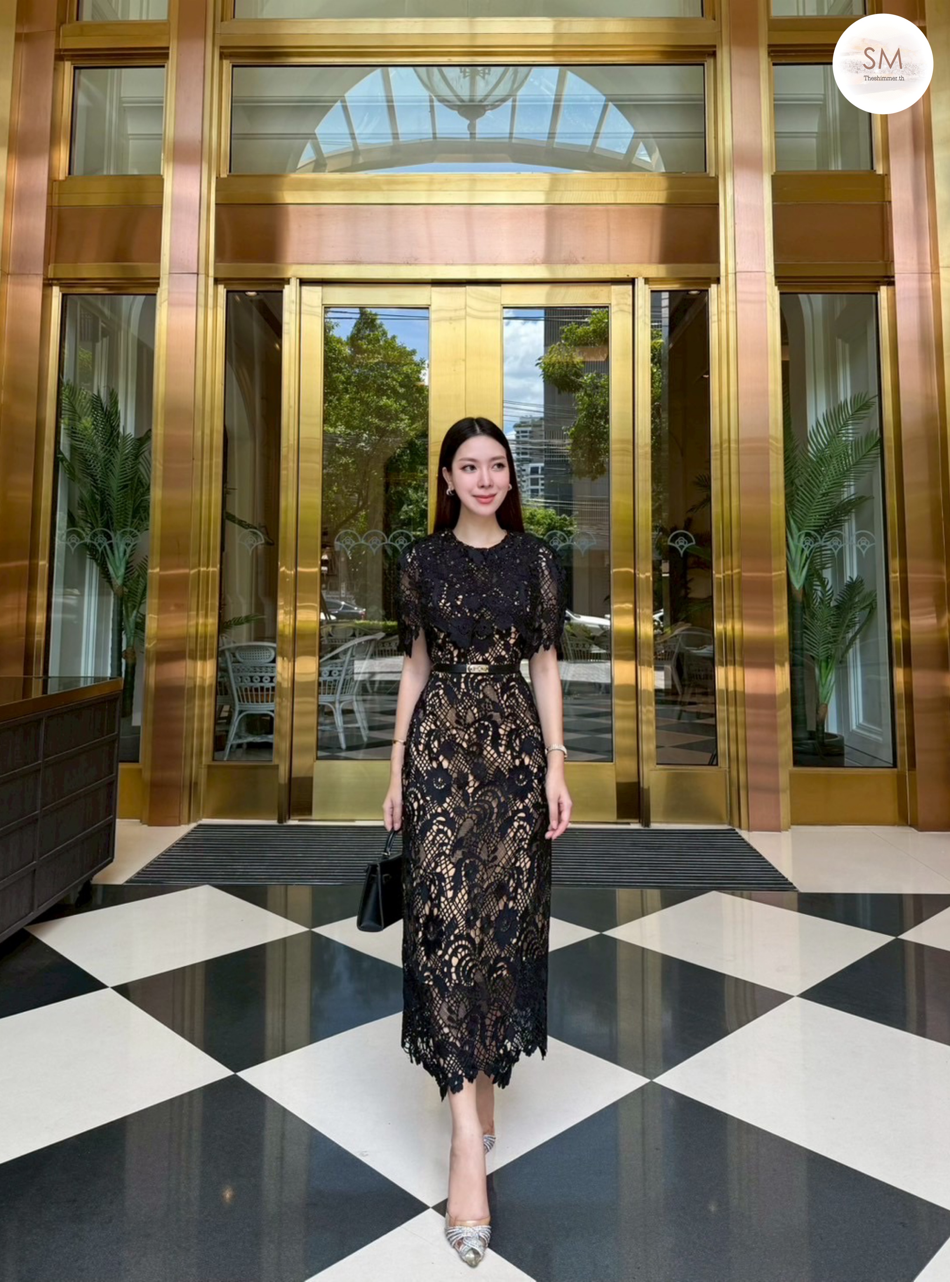 มิดิเดรสลูกไม้ทอลายแน่นสวยคลาสสิค แพทเทิร์นเข้ารูปตัดกับซับในสีคาราเมลเพิ่มความโดดเด่นให้กับตัวเดรส งานซิปหลัง มาพร้อมเข็มขัดเข้าเซต ให้ลุคสวยหวานในดีไซน์สุภาพ