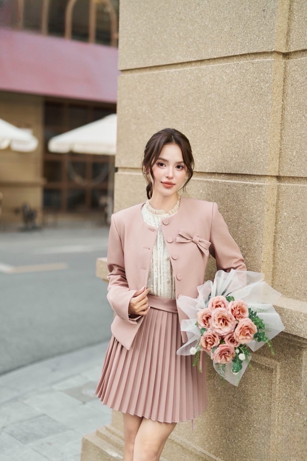 Set 3 ชิ้น สีชมพูเสื้อลูกไม้ฉลุสีครีมแขนยาวด้านหน้ามีกระดุมใช้งานได้จริงและจับจีบที่ตัวเสื้อดีเทลสวย มาคู่กับเสื้อคลุมแขนยาวอกเย็บติดโบว์น่ารัก มีกระดุมหน้าและมีกระเป๋าล้วงได้เก๋ๆ มาพร้อมกับกระโปรงสั้น ซิปด้านข้างดีเทลจับจีบรอบตัว มีสายผูกเอวน่ารัก เนื้อผ