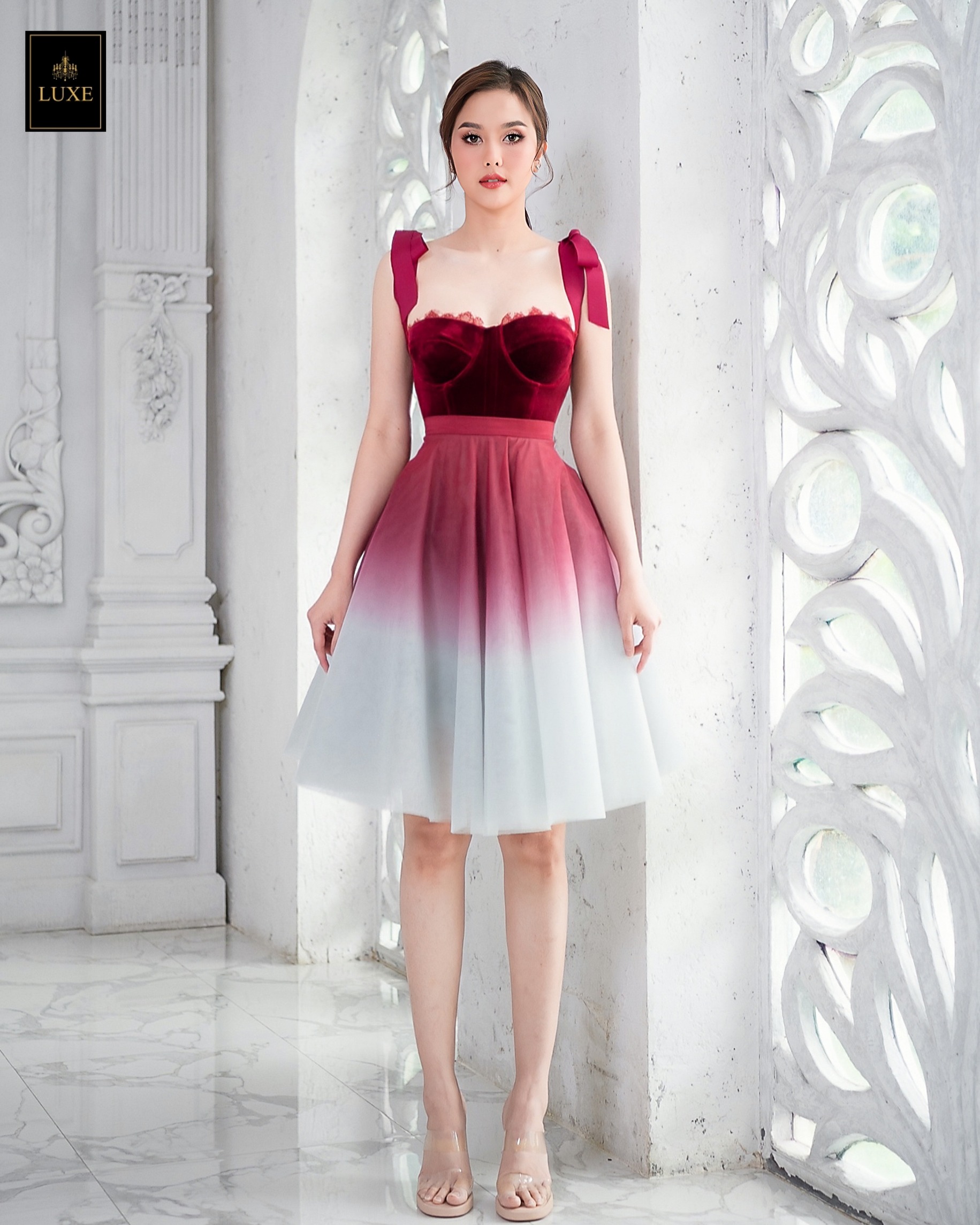 Label : LUXE ชุดเซ็ท กระโปรง+ เสื้อสายเดี่ยวสไตล์คอร์เซ็ตบรา ผ้ากำมะหยี่เนื้อนุ่มยืดหยุ่น มีโครงทั้งเก็บและดันทรงสวย แต่งลูกไม้ที่ตัวเสื้อ สายริบบิ้นผูกโบว์ที่ไหล่ปรับระดับได้ตามสรีระ คัตติ้งเนี้ยบ ด้านหลังมีซิปถอดได้ ช่วยให้สวมสะดวกค่ะ
