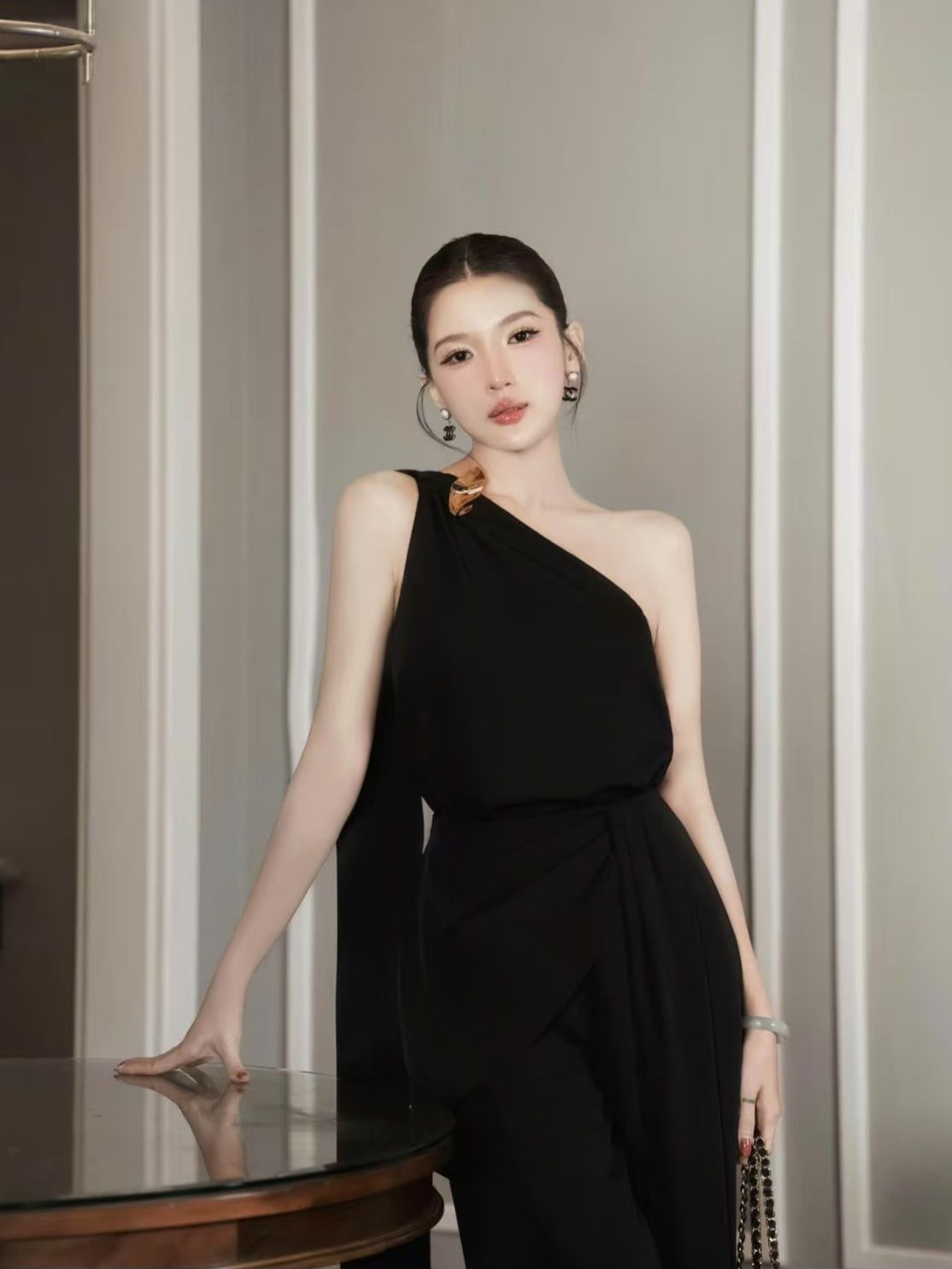 Set เสื้อไหล่เดียวแต่งผ้าสไบยาว แต่งเข็มกลัดช่วงไหล่ แมทช์กับกางเกงขายาวทรงสวยเข้าชุด มีน้ำหนักทิ้งตัว เนื้อผ้าดีเเป็นทรงซับในทั้งชุดค่ะ... ใส่ออกมาแล้วเป๊ะเว่อร์ แพทเทรินเนี๊ยบสุดๆ สามารถใส่ได้ในทุกโอกาสเลยค่า