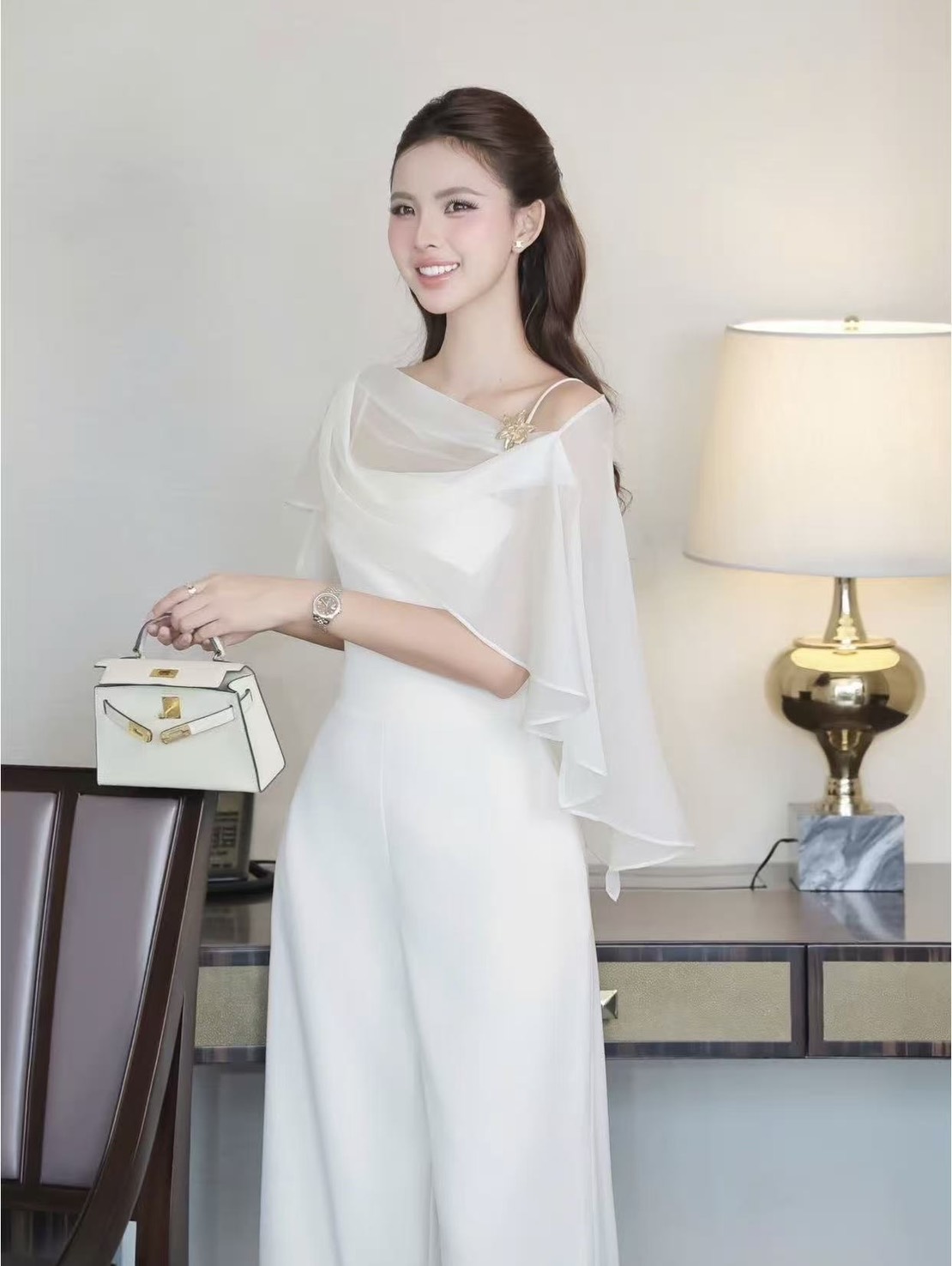 จั้มสูมสายเดี่ยวขายาว มาคู่กับซีทรูตัวสั้นคลุม และเข็มกลัดดอกไม้อะไหล่ทองแยกชิ้นได้ สามารถใส่แมทได้ตามใจชอบ สวย หรู ลูกคุณมากๆค่า รุ่นนี้ควรค่าแก่กสรเก็บต้องมีเลยค่า