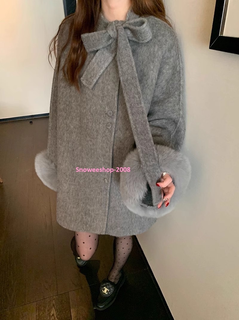 ใครอยากได้ลุค "คุณหนูไฮเอนด์" แบบ effortless — หยิบตัวนี้ใส่แล้วเดินสวยๆ ได้เลยค่ะ โค้ท “ปากา” ทรงหลวมแบบคุณหนูสายแฟ แต่งโบว์เก๋ + ขนเฟอร์ปลายแขนละมุนสุด ใส่เป็นเดรสก็ปัง ใส่กับบูทก็เป๊ะ มีให้เลือก 3 สีเบสิคที่ต้องมีในตู้ โค้ทเดียวจบลุค เท่ หวาน