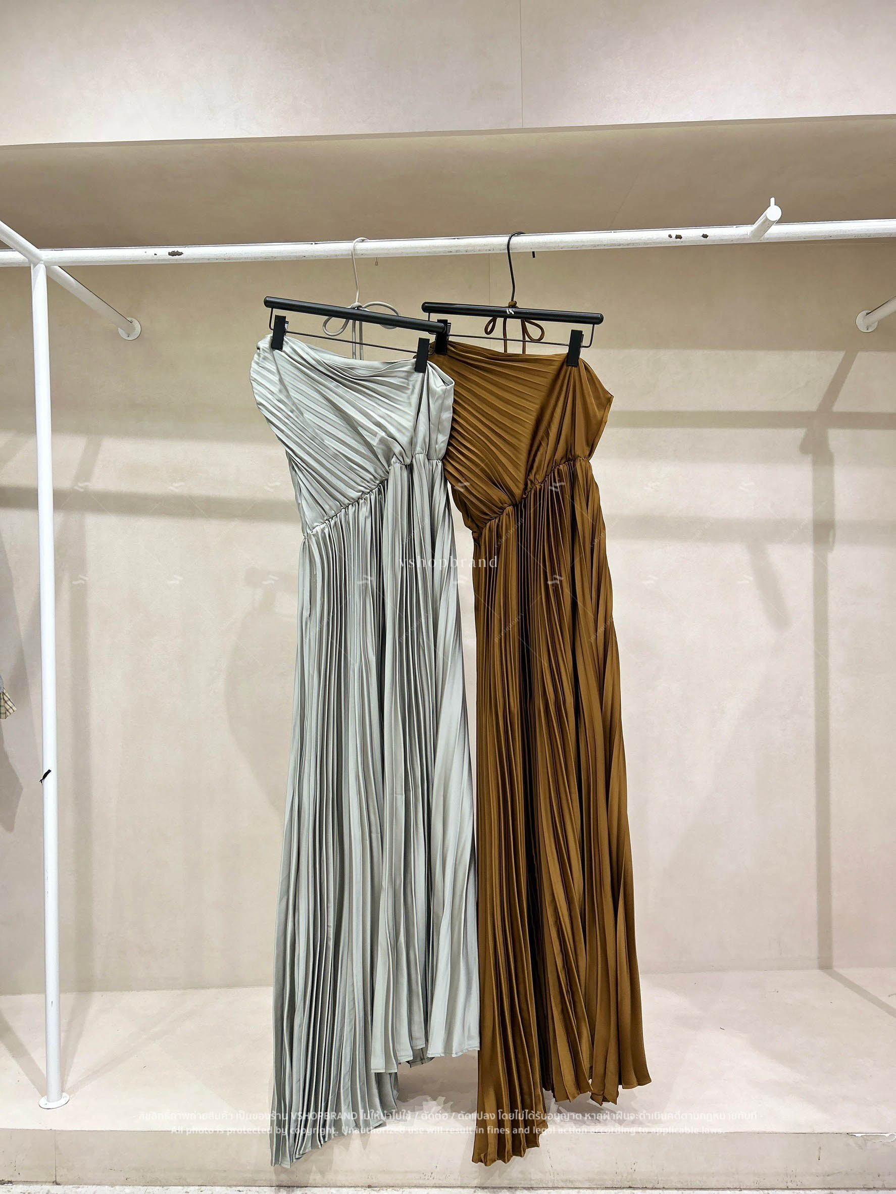 Maxi เดรสอัดพลีทปาดไหล่ เข็มกลัดโบว์+เชือก