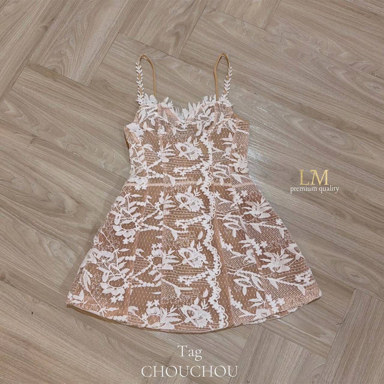 **มินิเดรสสายเดี่ยวลูกไม้ทอลายพิเศษเฉพาะ ลูกไม้ขาวตัดซับในครีม โดดเด่นเป็นพิเศษ มาในคอนเซปสวยหรูสไตล์ลูกคุณ ดูแพง แต่น่ารักลงตัว หน้าอกทรงคัดเต้าพอดีเน้นเนินอก ไม่ใส่ฟองน้ำตามต้นฉบับ จะใส่สวยและดูเป๊ะ