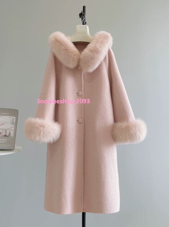 ผ้านุ่มนิ่มมาก ใส่สบายไม่คัน โค้ทขนเฟอร์ตัวนี้คือ ของมันต้องมี สำหรับทริปหน้าหนาว ซับในหนา อบอุ่นจริง ใส่เที่ยวยุโรป เกาหลี ญี่ปุ่น เอาอยู่ มีให้เลือก 4 สีแบบผู้ดีทุกสี