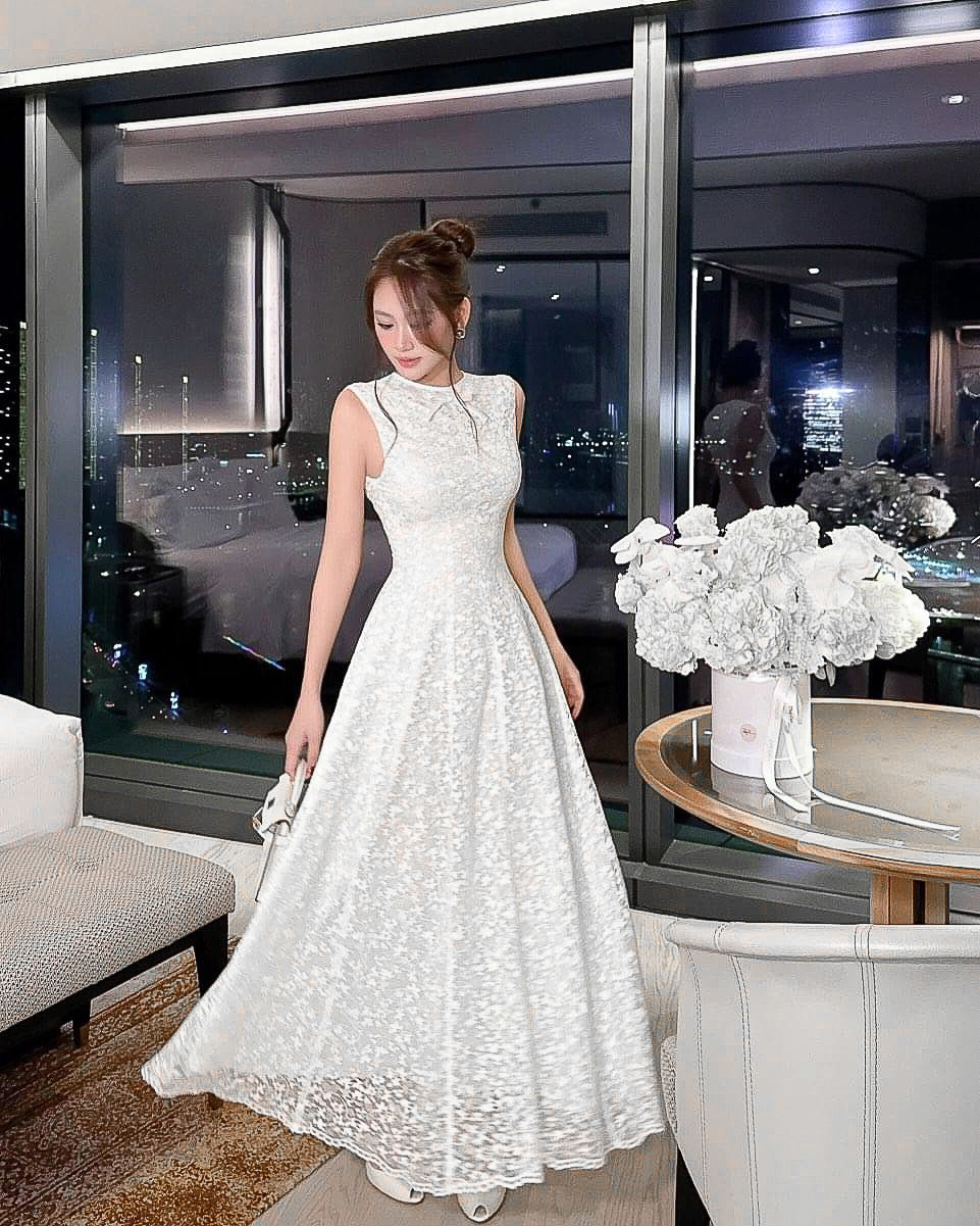 แม็กซี่เดรสลูกไม้สีขาวซ้อนซับในสีขาว มีแต่งโบว์ตรงกลางอก สวยมาก ชายพริ้ว สะบัดสวย ใส่ได้หลายโอกาส ห้ามพลาดค่ะ