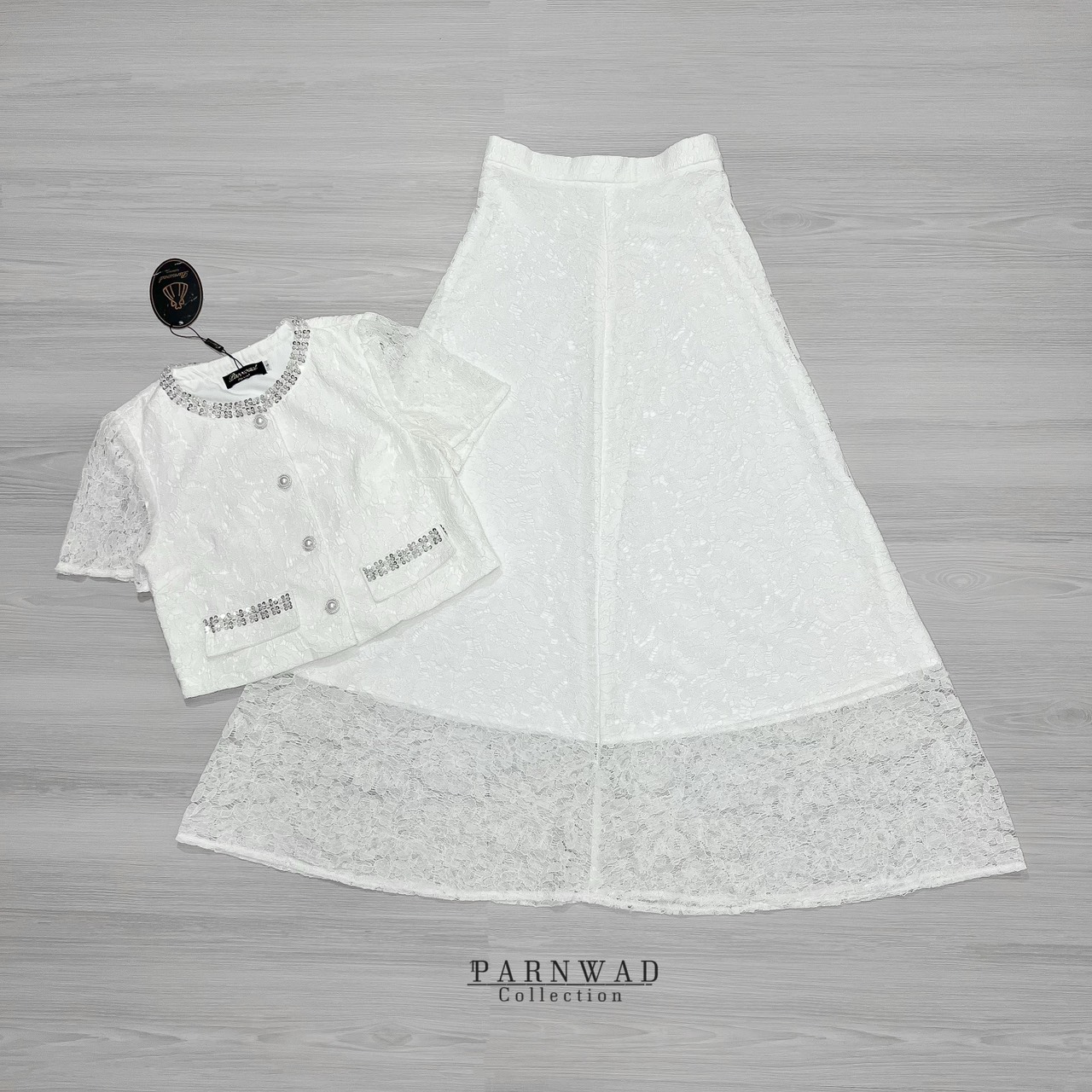 Set เสื้อลูกไม้เนื้อนิ่มกระดุมหน้าแต่งเลื่อมสีเงินที่คอและกระเป๋า มาพร้อมกับกระโปรงลูกไม้เอวสูงซับในทั้งชุด จะใส่ไปงานบุญทอดกฐินหรือกินเจก็สวยเลิศ ชุดนี้ไม่มีไม่ได้แล้วนะคะ #parnwadcollection