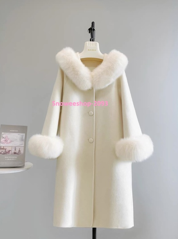 ผ้านุ่มนิ่มมาก ใส่สบายไม่คัน โค้ทขนเฟอร์ตัวนี้คือ ของมันต้องมี สำหรับทริปหน้าหนาว ซับในหนา อบอุ่นจริง ใส่เที่ยวยุโรป เกาหลี ญี่ปุ่น เอาอยู่ มีให้เลือก 4 สีแบบผู้ดีทุกสี