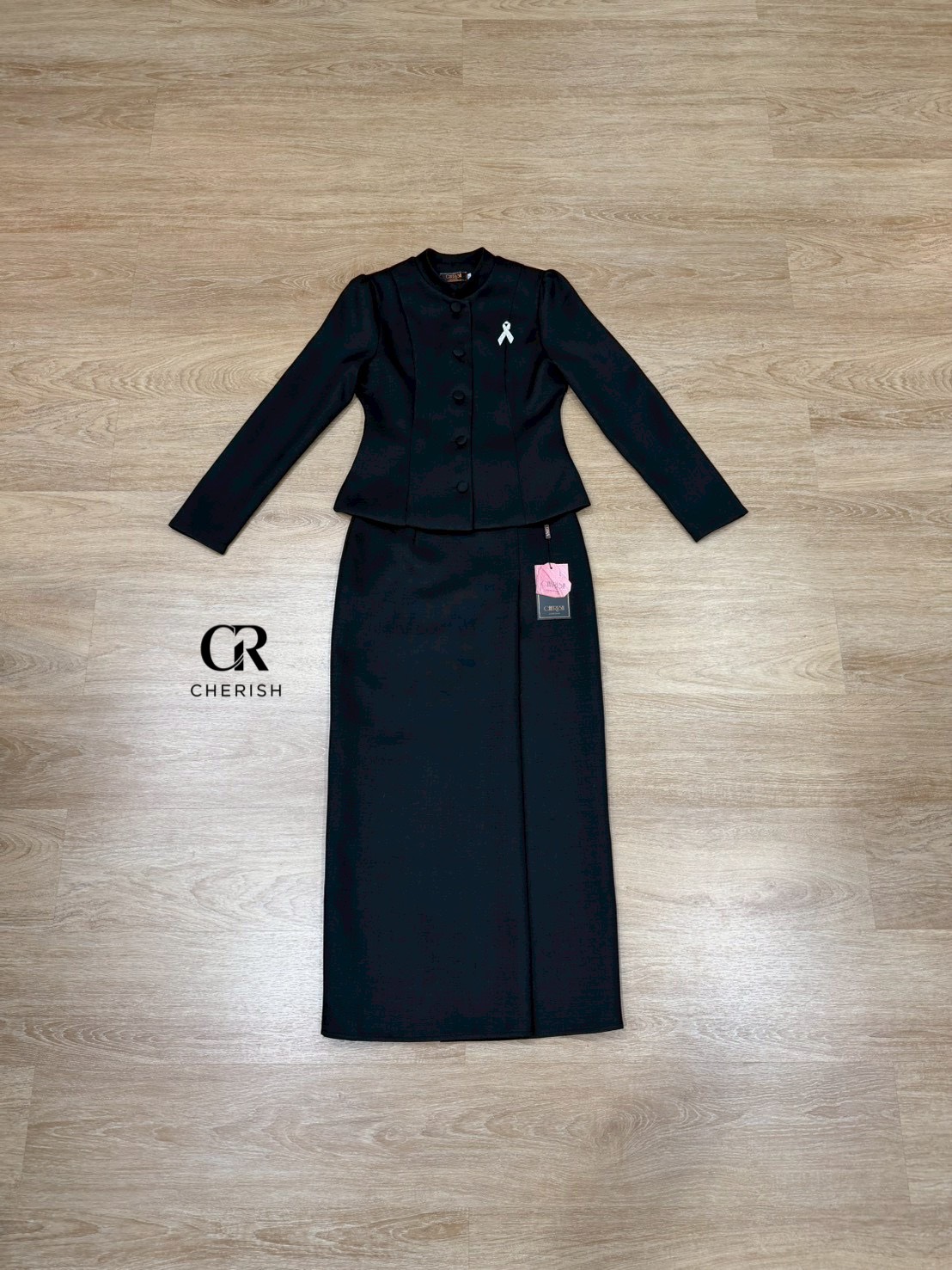 ชุดไทยจิตรลดางานผ้าทวิตพรีเมี่ยม เซ็ท 3 ชิ้น เสื้อแขนยาว ตกแต่งกระดุมหน้า กระโปรงผับจีบหน้า ผ่าหลังพร้อมซับในอย่างดี มีเเข็มกลัดเพชรแถมให้ด้วย ชุดสวยสุภาพ งดงามอย่างไทยค่ะ