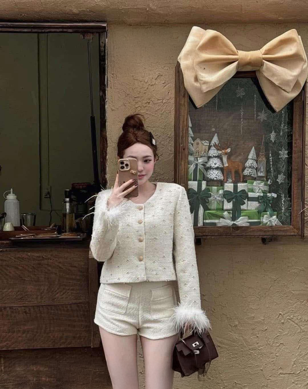 เซ็ตผ้าทวีตประดับมุกและลูกปัด ตัวเสื้อแขนยาว กระดุมทอง ปลายแขนแต่งขนนกอย่างดี กางเกงเอวสูงขาสั้นทรงเอแต่งกระเป๋าฝาปิดด้านหน้า ใช้ผ้าอย่างดีในการตัดเย็บค่ะ บุซับ งานสวยแค่ไหนให้ภาพบรรยายเลยค่ะ มาในโทนสีครีมลูกคุณมาก คอมพลีทลุคครบจบในชุดเดียว #showroombrand