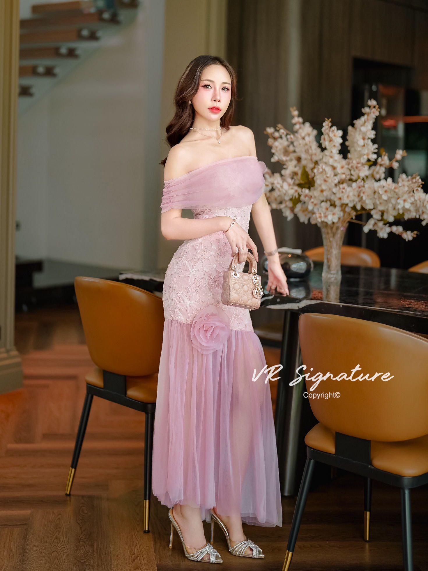 Dress ตัวยาว ปาดไหล่ เนื้อผ้าซีทรูตาข่าย ช่วงตัวใช้ผ้าลูกไม้แฮนด์เมดรูปดอกไม้ปักเลื่อมทั้งตัวสวยมากๆค่ะ อกมีฟองน้ำจัดทรงให้ค่ะ เอวเข้ารูป ชายกระโปรงแต่งเฉียงเล็กน้อย แต่งผ้าตาข่ายชายกระโปรง มีเข็มกลัดดอกไม้