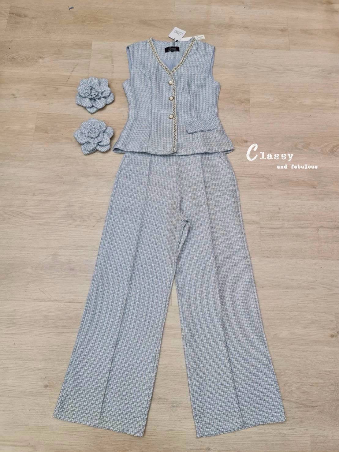 Set เสื้อแขนกุดคอวีผ้าทวิตเกรดดีทั้งตัว มีตกแต่งขอบด้วยเส้นลูกไม้สวยๆ ที่เสื้อ +ดอกไม้เข็มกลัด 2 ดอก+ กางเกงขายาวตีเกล็ดด้านหน้า ใส่แล้วดู chic สวยเก๋มากๆ ค่ะ