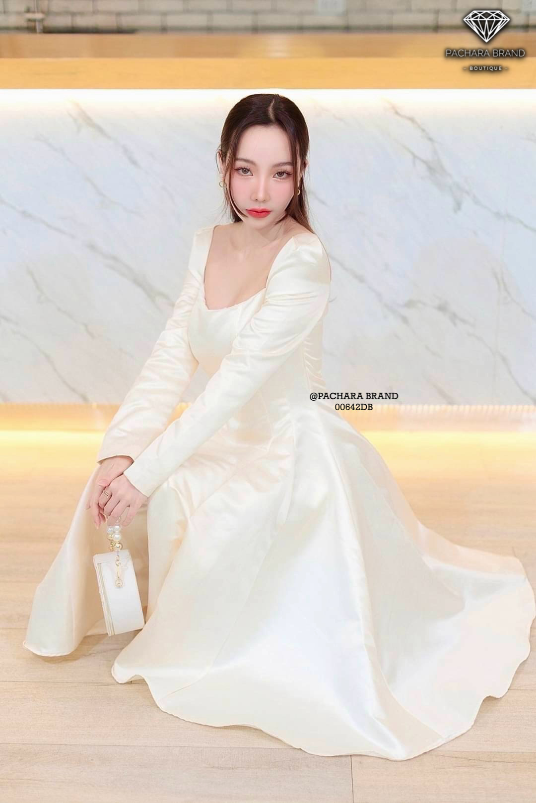 เดรสคอเหลี่ยมแขนยาวสีครีม มีฟองน้ำดันทรงสวย ช่วงเอวตีเกร็ดเข้ารูป ชายกระโปรงบานสวยมาก เนื้อผ้าซาตินหนามีซับในอัดกาวอย่างดี งานซิปด้านหลัง รุ่นนี้ใส่ชิลล์ถ่ายรูปสวยได้ทุกโอกาสเลยนะคะ #PACHARABRAND