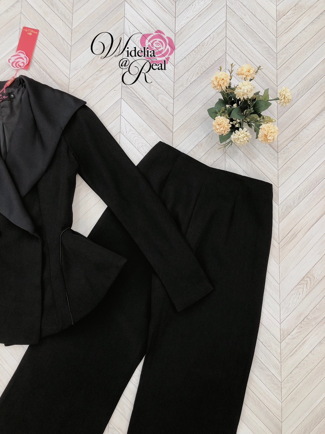 Set เสื้อสูทกับกางเกงขายาว ตัวเสื่อผ้าเงาปกใหญ่ ชายเสื้อทรงบาน กางเกงขากระบอก เอวสูง ซิปหลัง ทรงสวยเท่ห์หรูหรามากเหมาะกับ Working woman สุดๆ เนื้อผ้าอย่างดี ดีไซน์เรียบหรูดูดีสุดๆ งานสวย ทรงเป๊ะ ใส่ดูดีไม่มีเอ้า รับรองใส่ทำงานได้ตลอดแน่นอน ห้ามพลาดเด็ดขาด