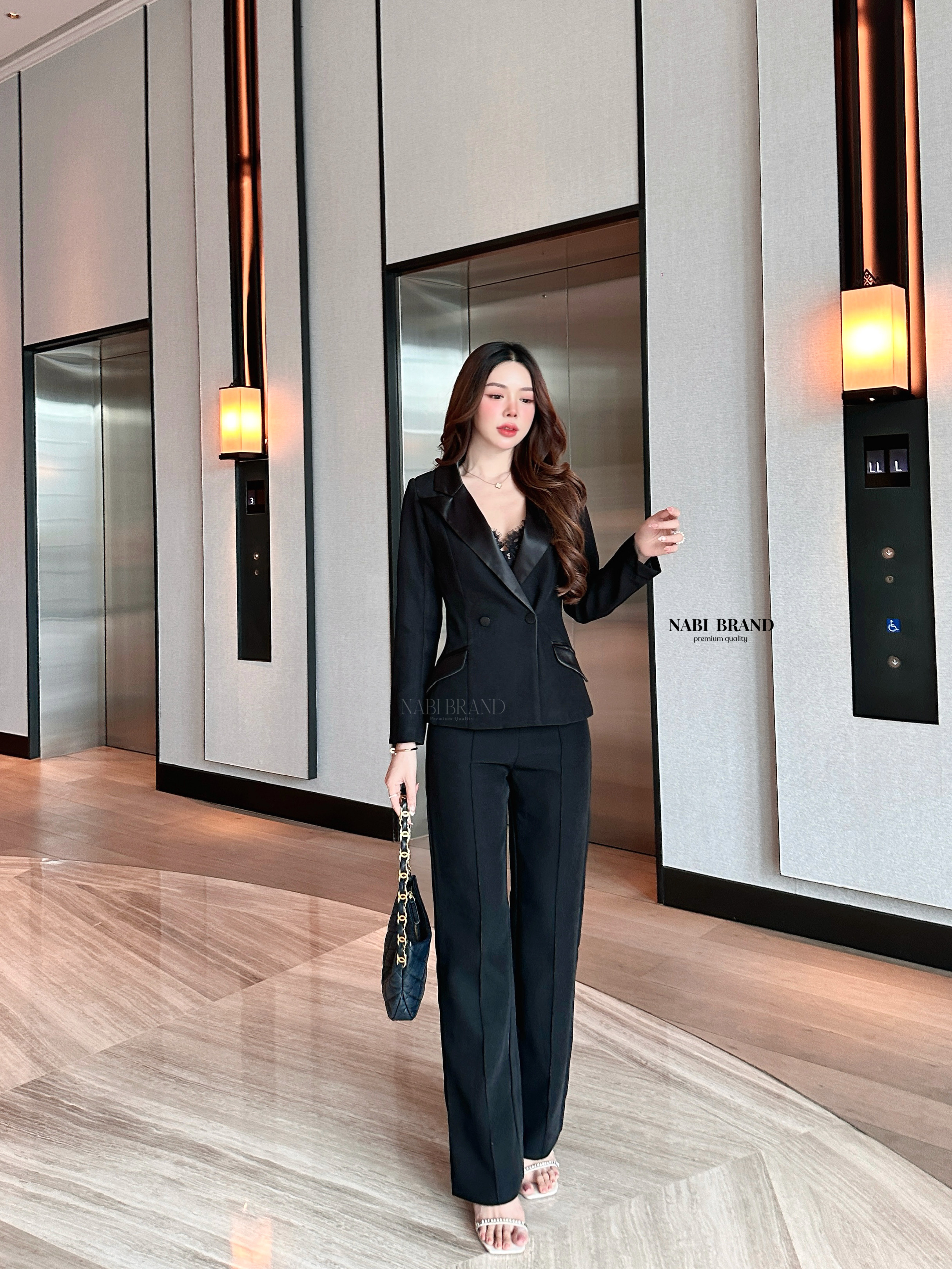 Set สูท2ชิ้น เสื้อแขนยาว+กางเกงขายาว ดีเทลเรียบหรู เสื้อคอปกเงาๆ ดูแพงมาก กระดุมสองเม็ด มีกระเป๋าสองข้างใช้งานได้จริง กางเกงทรงเองสูงนิดนึงกระบอกเล็ก มีเส้นด้ายตรงกลาง มีซับในทั้งตัว ผ้าหนา นุ่ม ใส่สบายมาก ทรงเกร๋ เข้ารูป ทันสมัย ใส่แล้วดูผอมเพรียว ผ้าดี