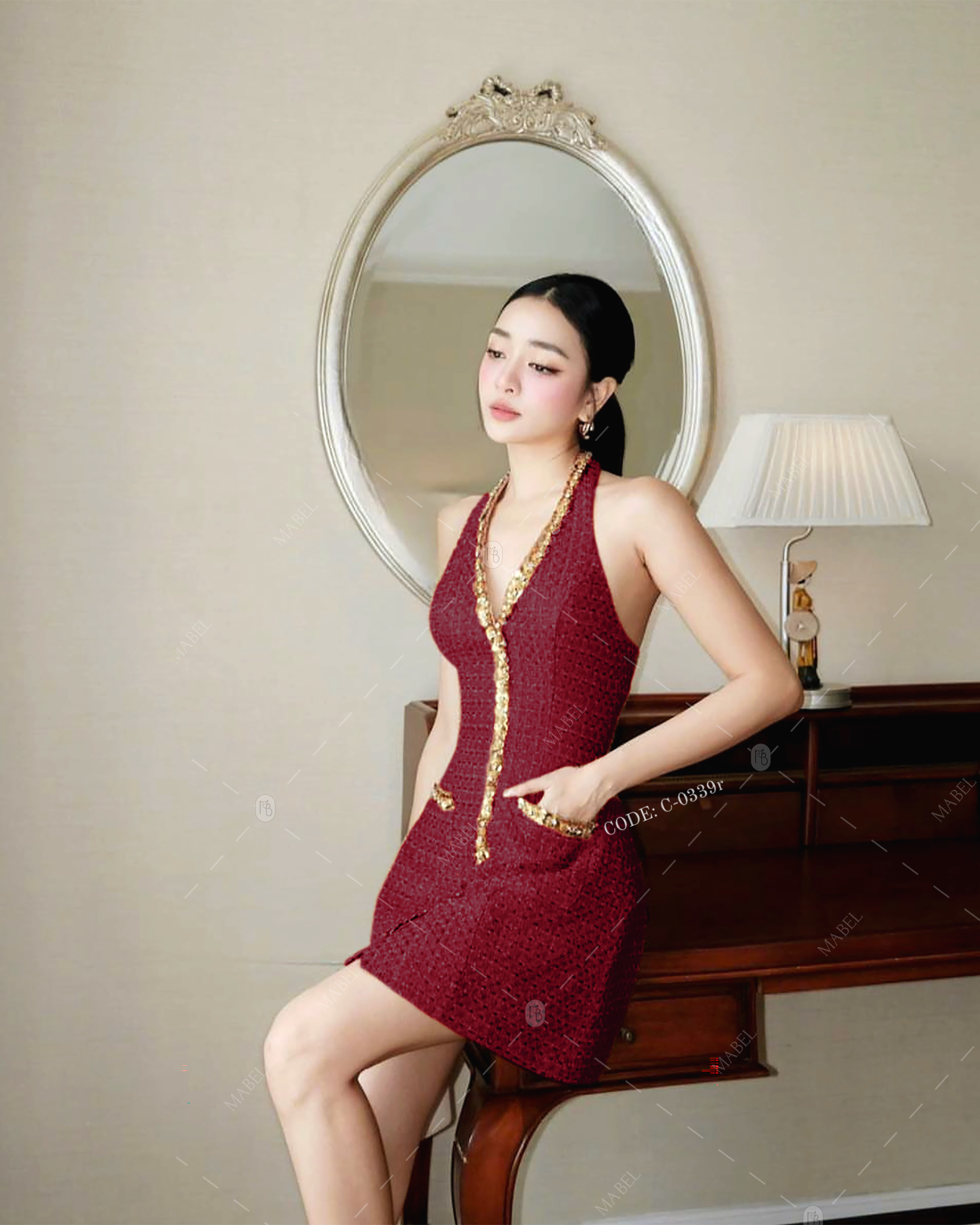 มินิเดรสคล้องคอทวิสทรงเปิดหลัง ดีเทลโครตหรูหรา มีช่องกระเป๋าด้านหน้า ชุดมีฟองน้ำและซับในทั้งตัว สวยมาก งานแฟชั่นสุดปัง งานจริงสวยจึ้ง ผ้าดีสุดๆ คอนเฟริมเลยค่ะ🖤 #BRANDMABEL #งานป้ายmabel