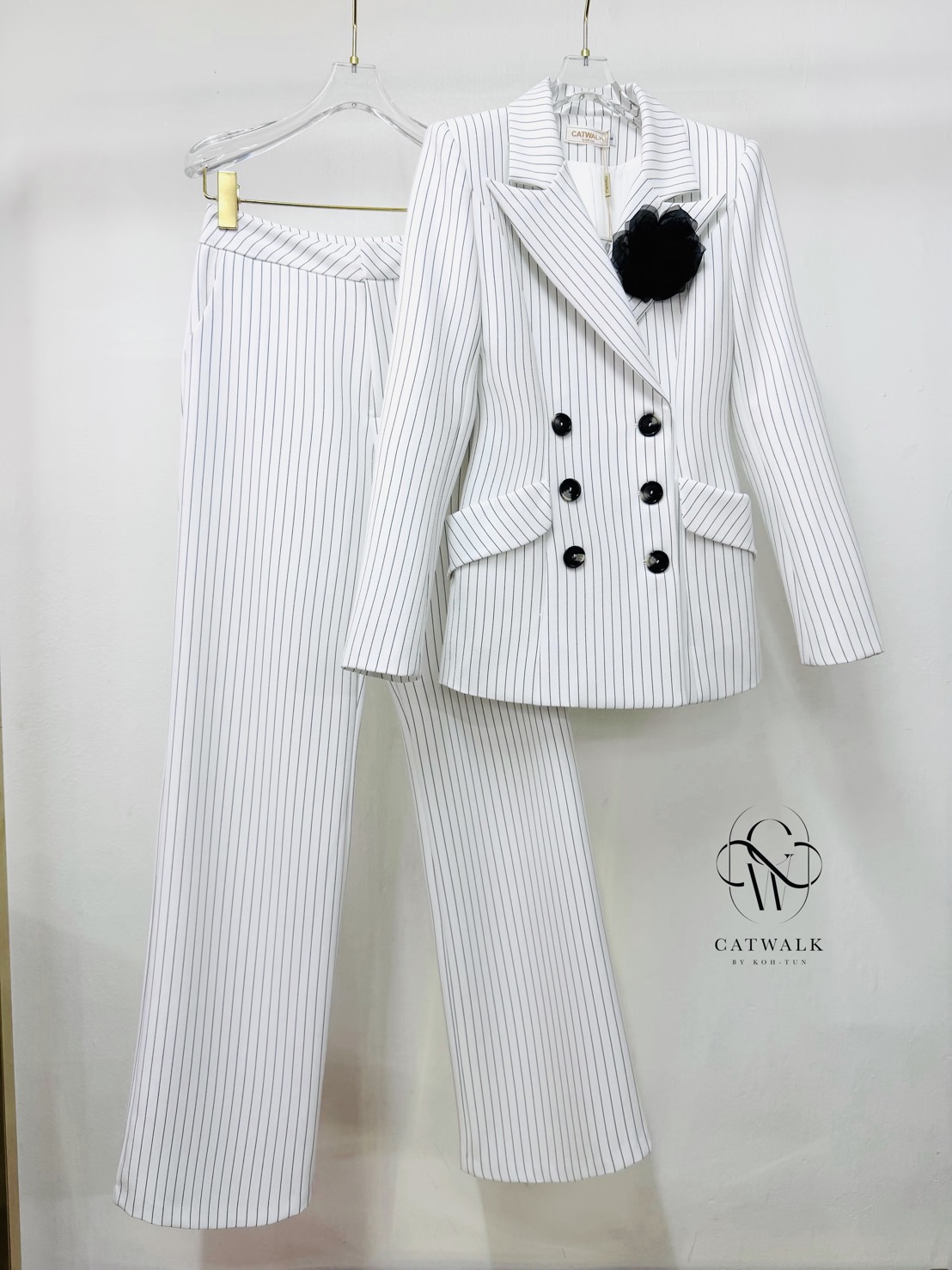 เซตสูทลายทาง+เข็มกลัดดอกไม้+กางเกงขายาวทรงสวย เนื้อผ้าเกรดเอ ทอลายในตัว ตัวสูทเป็นทรงเข้ารูป แต่งกระดุมด้านหน้า 6 เม็ด มีกระเป๋า 2 ข้างใช้งานได้จริง มีเข็มกลัดดอกไม้ สีดอกไม้จะเป็นสีตามลายเส้นของตัวชุด มาคู่กับกางเกงขายาวทรงสวย ใช้ผ้าเนื้อเดียวกับตัวสูท เ