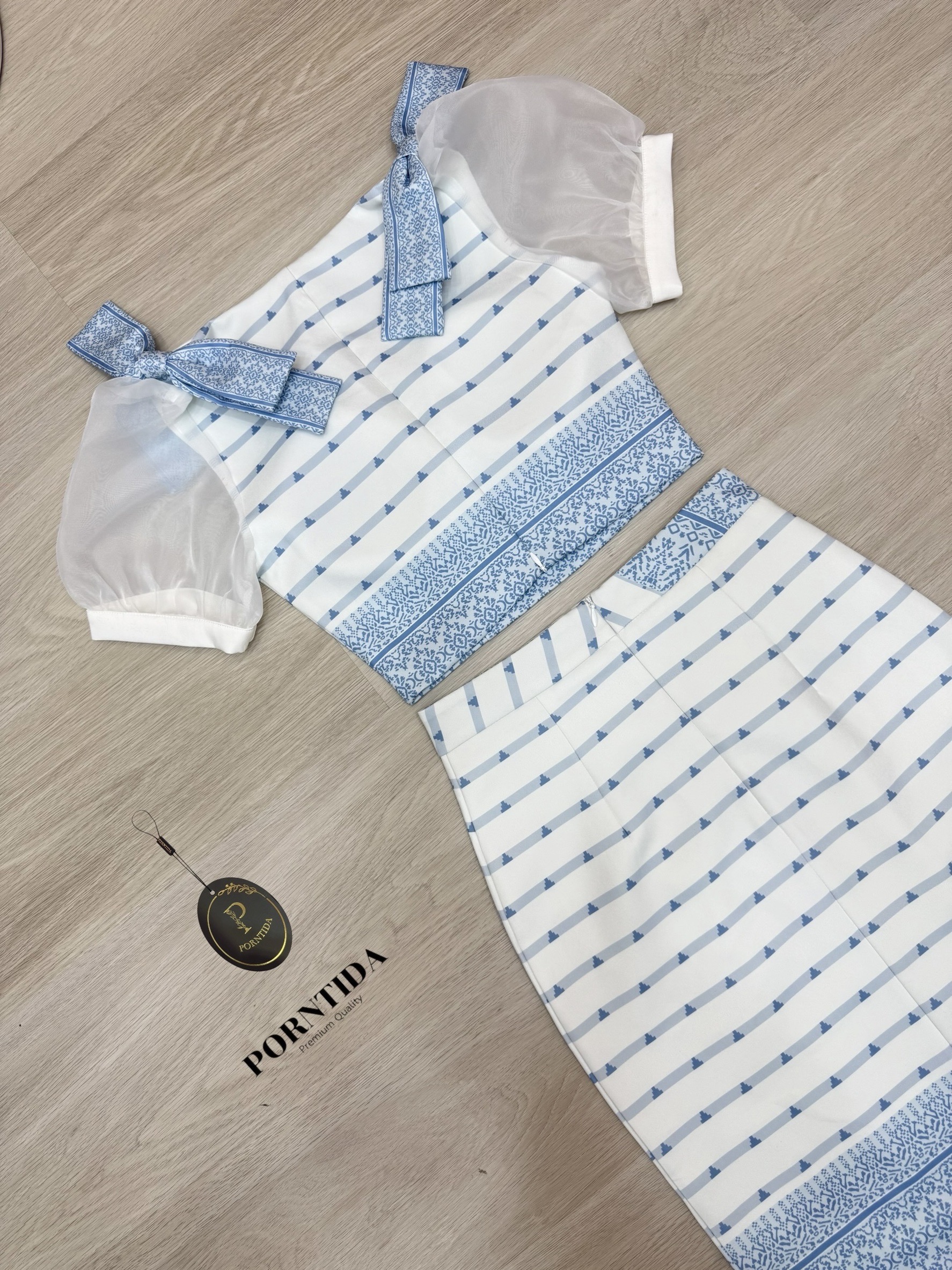 ชุดไทยประยุกต์ เสื้อพิมพ์ลายและผ้าถุงพิมพ์ลายสีฟ้าขาว ตัวเสื้อหน้าอกเสริมฟองน้ำเป็นงานซิปหลังผ้าถุงเป็นงานซิปหลังมีซับในเย็บติดทั้งตัวเสื้อและกระโปรงทรงผ้าถุง สีละมุนมาก