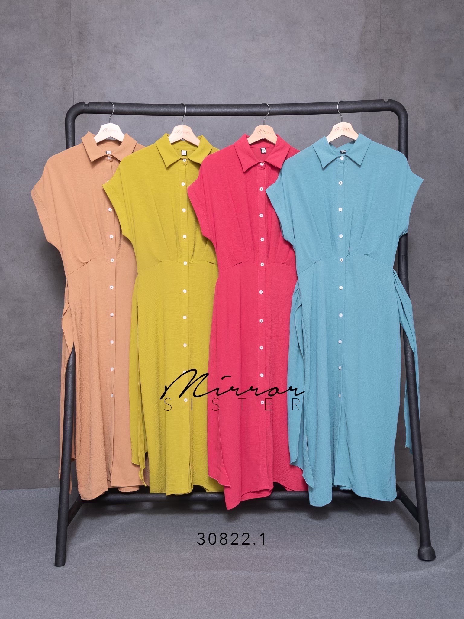 •MiRRoRSiSTER's KuNiTy DReSS•• เดรสเชิ้ตแขนสั้น แพทเทรินเบสิคแต่ใส่แล้วเก๋ไก๋ดูดี สวยมาก คอปกเชิ้ต แต่งกระดุมเปิด-ปิดได้ตลอดตัว มีสายติดตายตัวให้ผูกช่วงเอว จะผูกด้านหน้าหรือด้านหลังก็ได้ตามสไตล์ที่ชอบ ช่วงล่างทรงA เนื้อผ้าดี ใส่สบายรีดง่าย