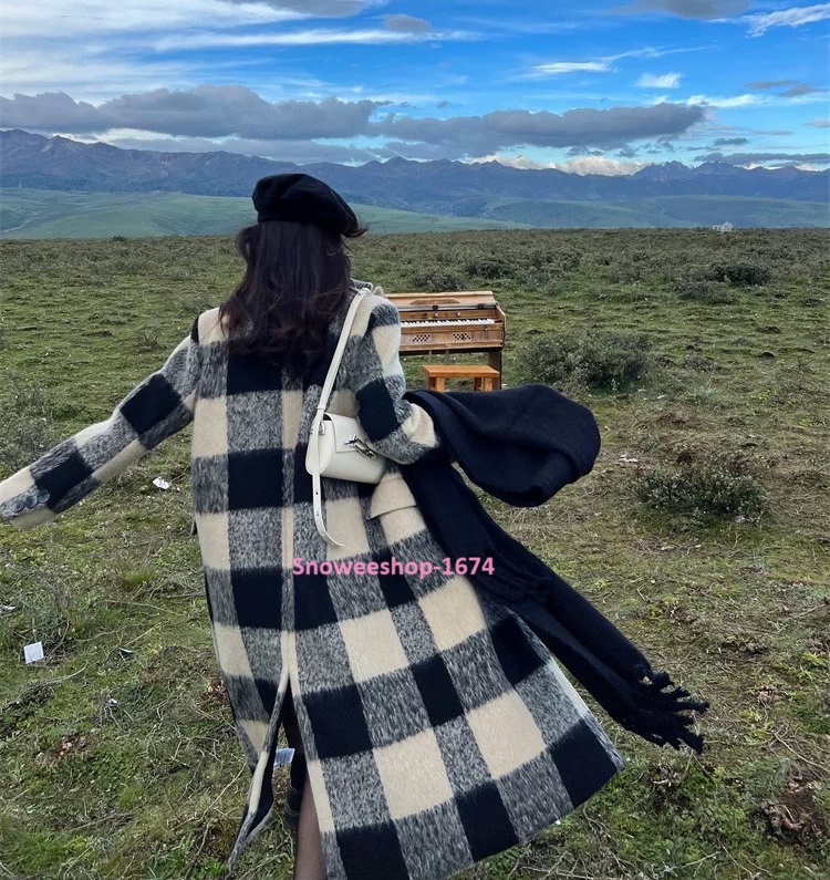 เสื้อโค้ทตัวยาวลายสก๊อตสีดำครีม ผ้าวูลผสมแคชเมียร์พร้อมซับในหนา ปกคอวีพร้อมกระดุมและกระเป๋าหน้าใส่สบายหรูหรา กันหนาว กันลม กันหิมะได้