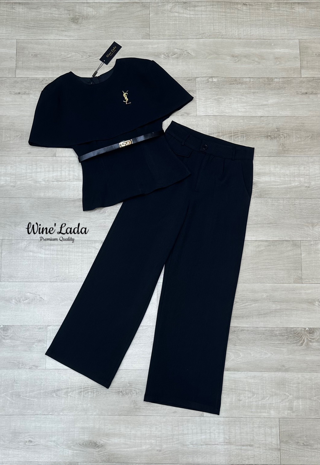 Set 4 Pcs.เซ็ทเสื้อคลุมไหล่สีดำ มาพร้อมกับกางเกงขาวยาวสีเข้าเซ็ท มีกระเป๋าด้านหน้าทั้งสองข้าง มีเข็มขัดเส้นเล็กสีน้ำตาลให้อีกหนึ่ง ไม่พอแค่นี้ มีเข็มกลัดอะไหล่ทองเพิ่มคสามหรูหราไปอีก มาในโทนสีเรียบๆ