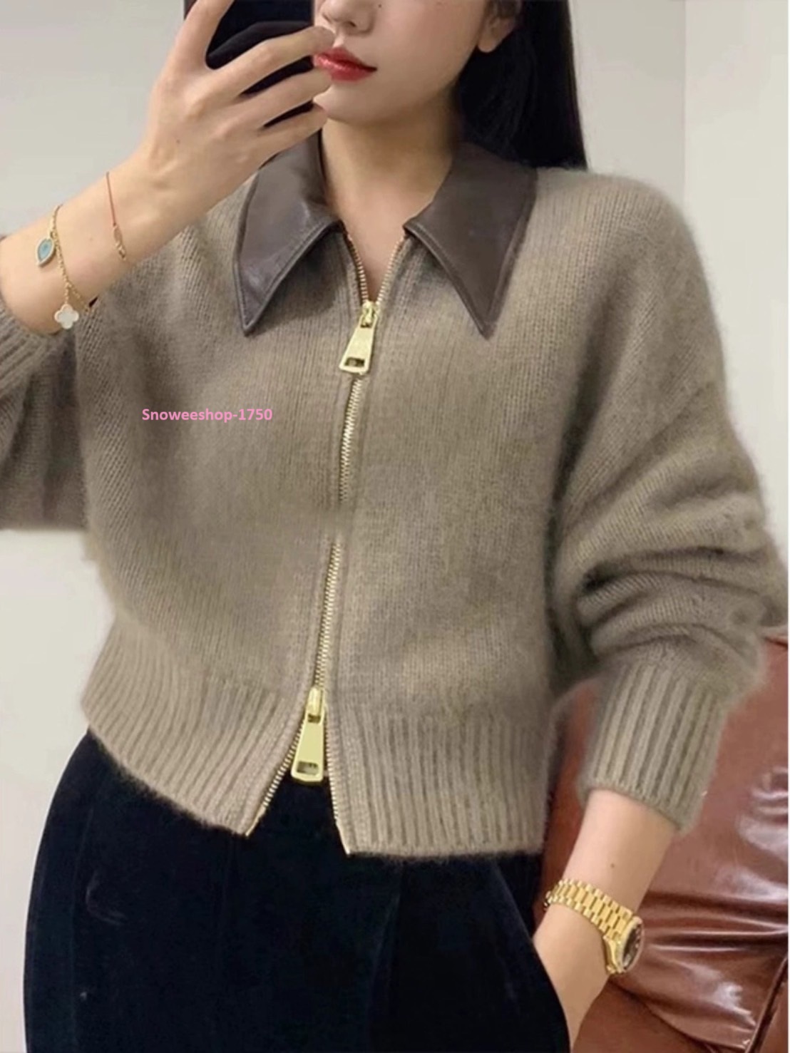 เสื้อกันหนาวคาร์ดิแกนนุ่มสวมใส่สบายตัว คาร์ดิแกนสไตล์เกาหลีผ้าไหมพรมผสมผ้าฝ้ายแต่งปกหนัง ซิปหน้าจะใส่เป็นตัวข้างนอกแบบสวมทับหรือใส่ตัวเดียวก็เก๋มาก ใส่ไปต่างประเทศสำหรับอากาศถึงเลขตัวเดียว มี 4 สี หลายไซ