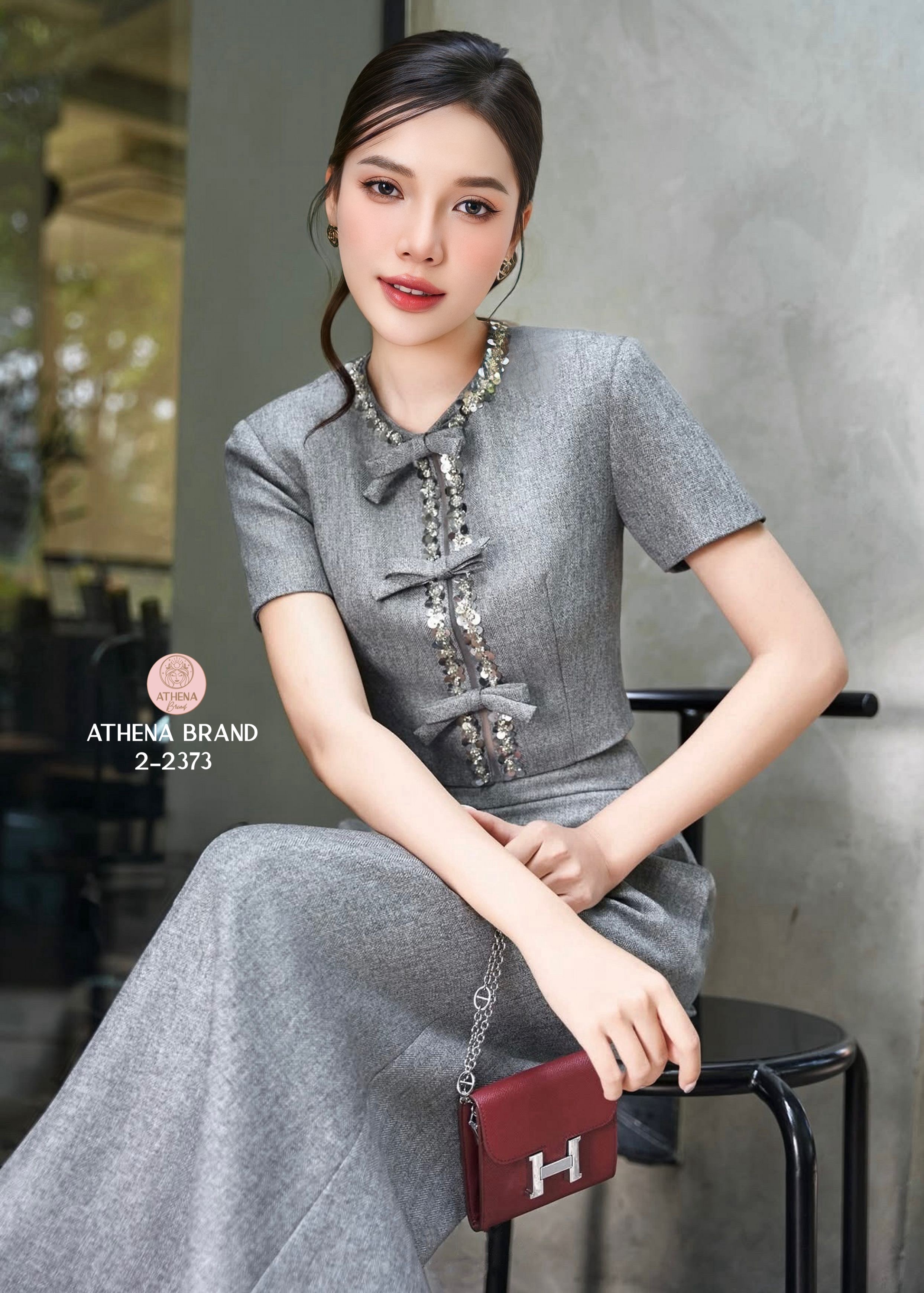 เสื้อ+กางเกง เสื้อดีไซน์แต่งเครื่องประดับแต่งโบว์สวยหรูหราโดดเด่น ช่วงไหล่เสริมฟองน้ำให้ดูสง่า มีซับใน มีซิปหลัง แมตช์มาคู่กับกางเกงขายาวดีไซน์เย็บจับจีบ มีกระเป๋าใช้งานได้จริงทั้ง2 ข้าง ใช้ผ้าเยอะมากๆ เนื้อผ้าดี๊ดีมีน้ำหนักและมีTexture งานมีซับในสวมใส่แบ