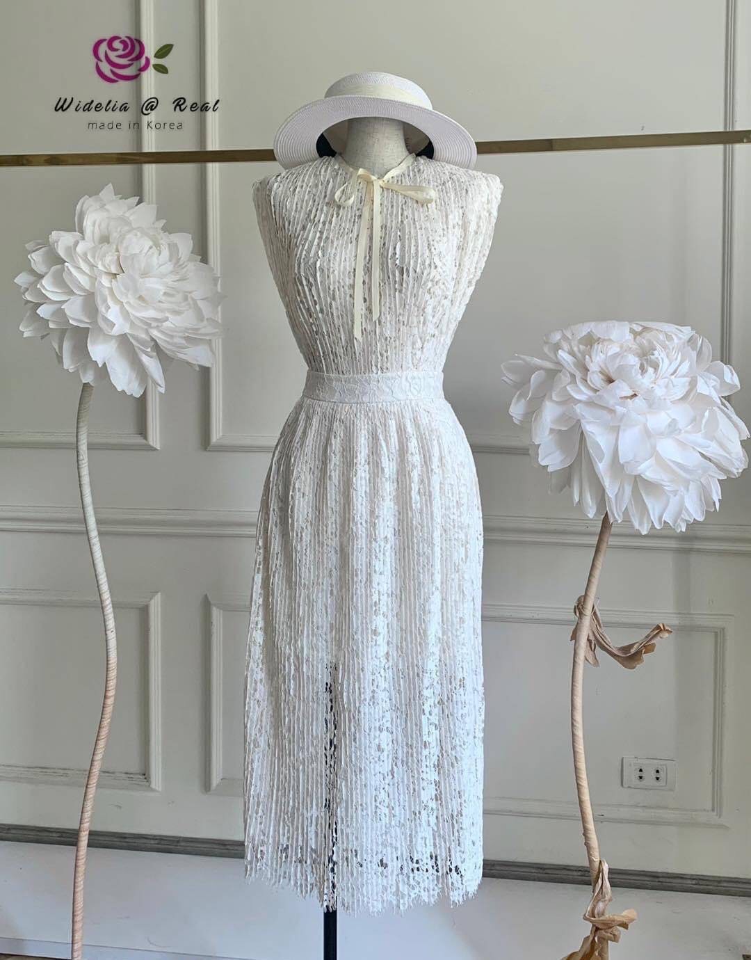 Set :: เสื้อตัวยาวสวยทรงดี กุ้นรอบคอด้วยแถบกำมะหยี่ผูกโบน่ารัก ตัวเสื้อเลือกใช้ผ้าลูกไม้เนื้อสวย ตัวเสื้อทรงปล่อยใส่ง่าย มาเข้าชุดพร้อมกับกระโปรงทรงเอบานตัวสวย แพทเทิ้ลเรียบๆแต่สวยมาก