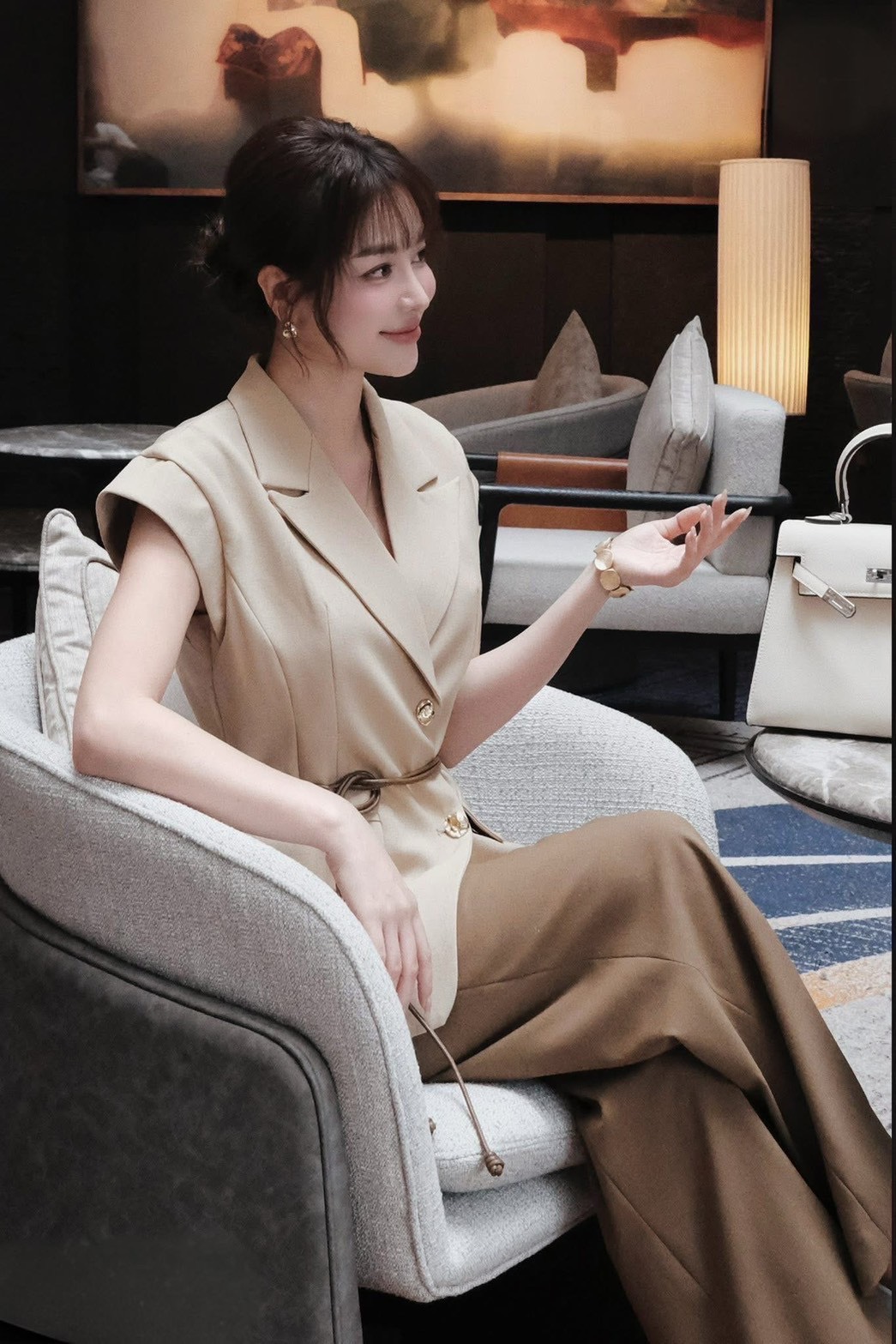 Set 3ชิ้น เสื้อ+กางเกง+สายเข็มขัด ดีเทลเสื้อคอปกทรงแขนล้ำโทนสีไอวอรี่ขับผิว แต่งกระดุมหน้าสีทอง2เม็ด อกเสริมฟองน้ำ กระเป๋าหน้าใช้ได้จริงทั้ง2ข้าง ใส่แมทซ์กับกางเกงสีน้ำตาลทรงกระบอกกลาง ผ้าอัดกาวมาอย่างดี มีกระเป๋าทั้ง2ข้าง มีชับใน ซิปหลังช่อนอย่างดี มาพร้