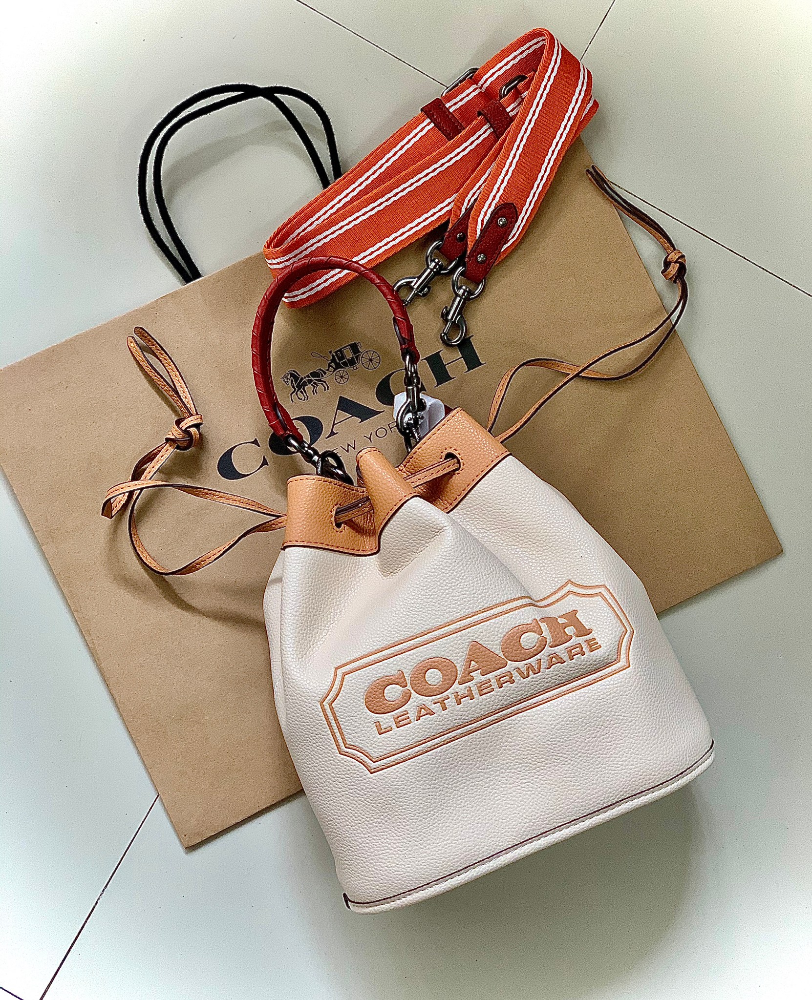 กระเป๋าสะพายไฮโซเก๋ๆ รุ่นใหม่แบรนด์เนมโค้ชสีเบจลายรถม้าหนังแท้ COACH Color-Block Leather Field Bucket Bag ((C3850//C3851))