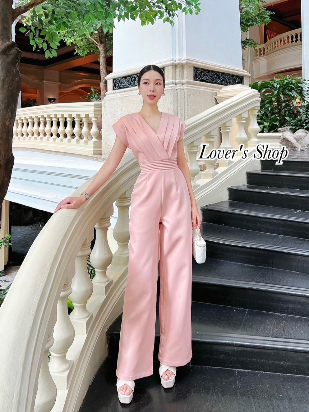 Brand : LV. Detail : จั้มสูทกางเกงขายาว ลุคเรียบหรู ดูผู้ดี โทนสีละมุน ทรงไหล่ล้ำปิดช่วงหัวไหล่ อัดจีบแน่นเวลาใส่จีบไม่แตกนะคะ เย็บตะเข็บแต่งขอบเอว รุ่นนี้ใส่แล้วทรงสวยเสริมบุคคลิกมากๆค่ะ เนื้อหนากำลังดี ใส่สบาย ไม่ยับง่าย งานซิบหลังใส่ง่าย มีซับในอย่างดี