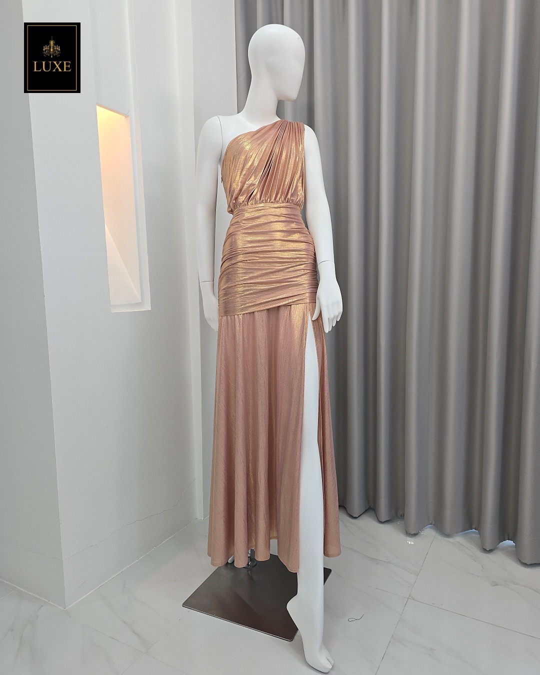 Pleated Metallic One Shoulder Maxi Dress Split Skirt Detail Label : LUXE ☑️แม็กซี่เดรสเสื้อไหล่เดียวอัดพลีท กระโปรงเข้ารูปตรงสะโพก ต่อชายกระโปรงบาน ผ่าหน้าขา ☑️ทำจากผ้าสแปนเด็กซ์ เคลือบเม็ททัลลิก เนื้อนุ่ม ยืดหยุ่น ☑️มีซิปซ่อนและซับใน