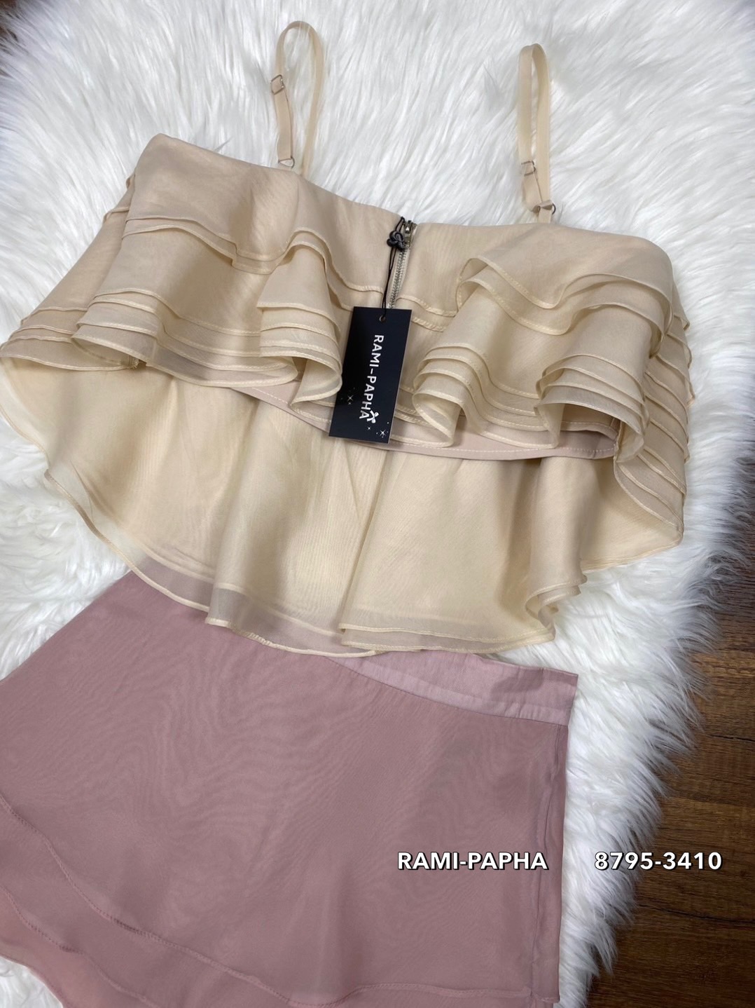RAMI-PAPHA(รมิปภา) ชุดเซต2ชิ้น สีสวยหวาน น่ารักสไตล์ลูกคุณหนู ดีเทลแต่งระบายทั้งตัวสวยเก๋ อกด้านขวาแต่งดอกไม้3Dเนื้อผ้าและสีเดียวกันเย็บติดกับตัวชุด ซับในอย่างดีทั้งตัว สายด้านหลังสามารถปรับได้ ซิปหลัง