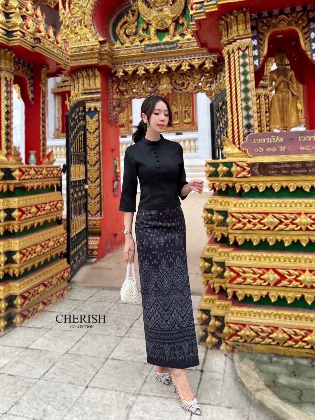 เช็ท 3 ชิ้น ชุดงานบุญ ชุดไทยหรือจะใส่เป็นธีมชุดเพื่อนเจ้าสาวก็เหมาะ ใส่ได้ทุก เทศกาล ดีเทล เสื้อคอกลมแต่งกระดุมเรียง แขน 3 ส่วน เสริมซับในอย่างดี ใส่คู่ผ้าถุงพิมท์ลาย เนื้อผ้าใส่สบาย มีเข็มขัด ไม่ว่าจะออกงานไหน ก็สวยยืนหนึ่งค่ะ
